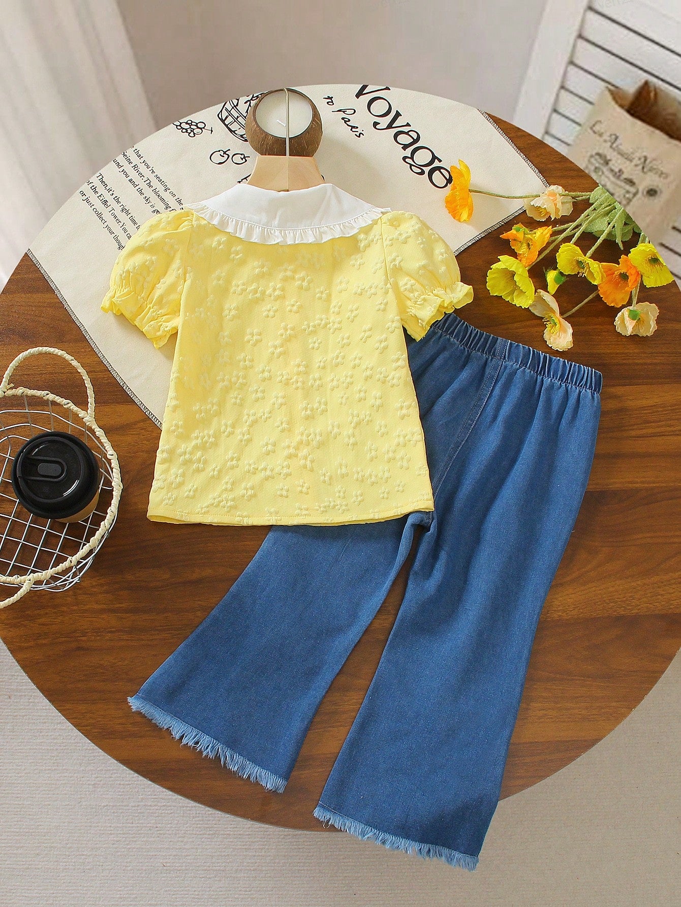 Set de 2 piezas para niñas pequeñas: Camisa con mangas con volantes con estampado floral amarillo adorable y pantalones acampanados casuales