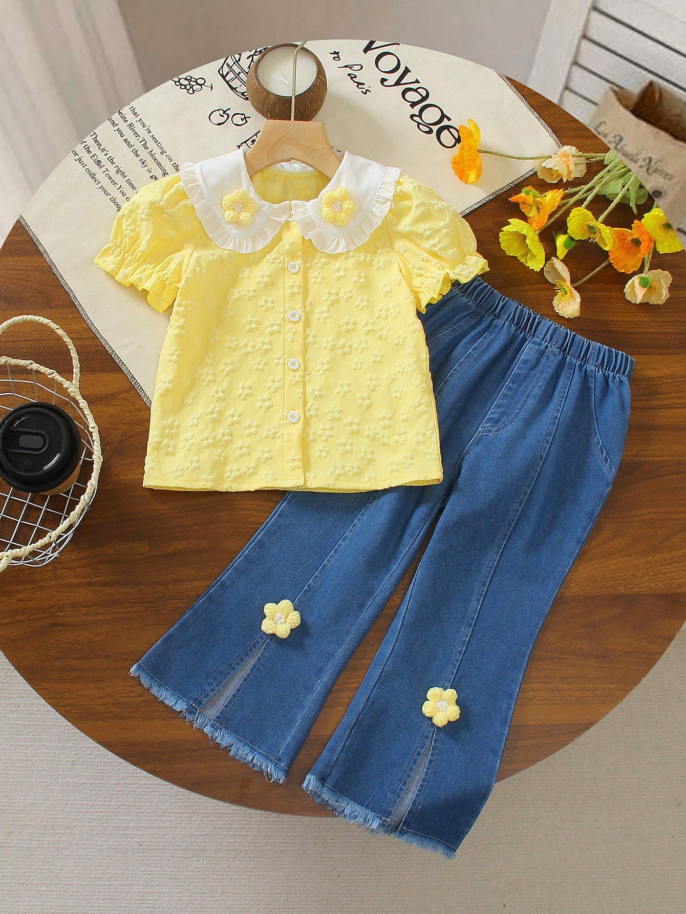 Set de 2 piezas para niñas pequeñas: Camisa con mangas con volantes con estampado floral amarillo adorable y pantalones acampanados casuales