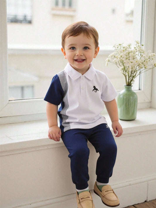 Conjunto 2 piezas de parte superior de manga corta con cuello de polo y pantalones con estampados sofisticados