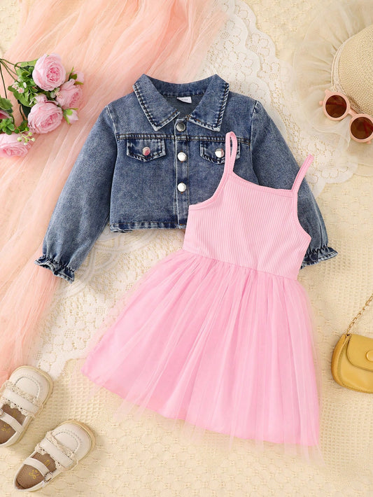 Vestido de tirantes informal con inserto de malla en contraste y chaqueta vaquera para niña joven