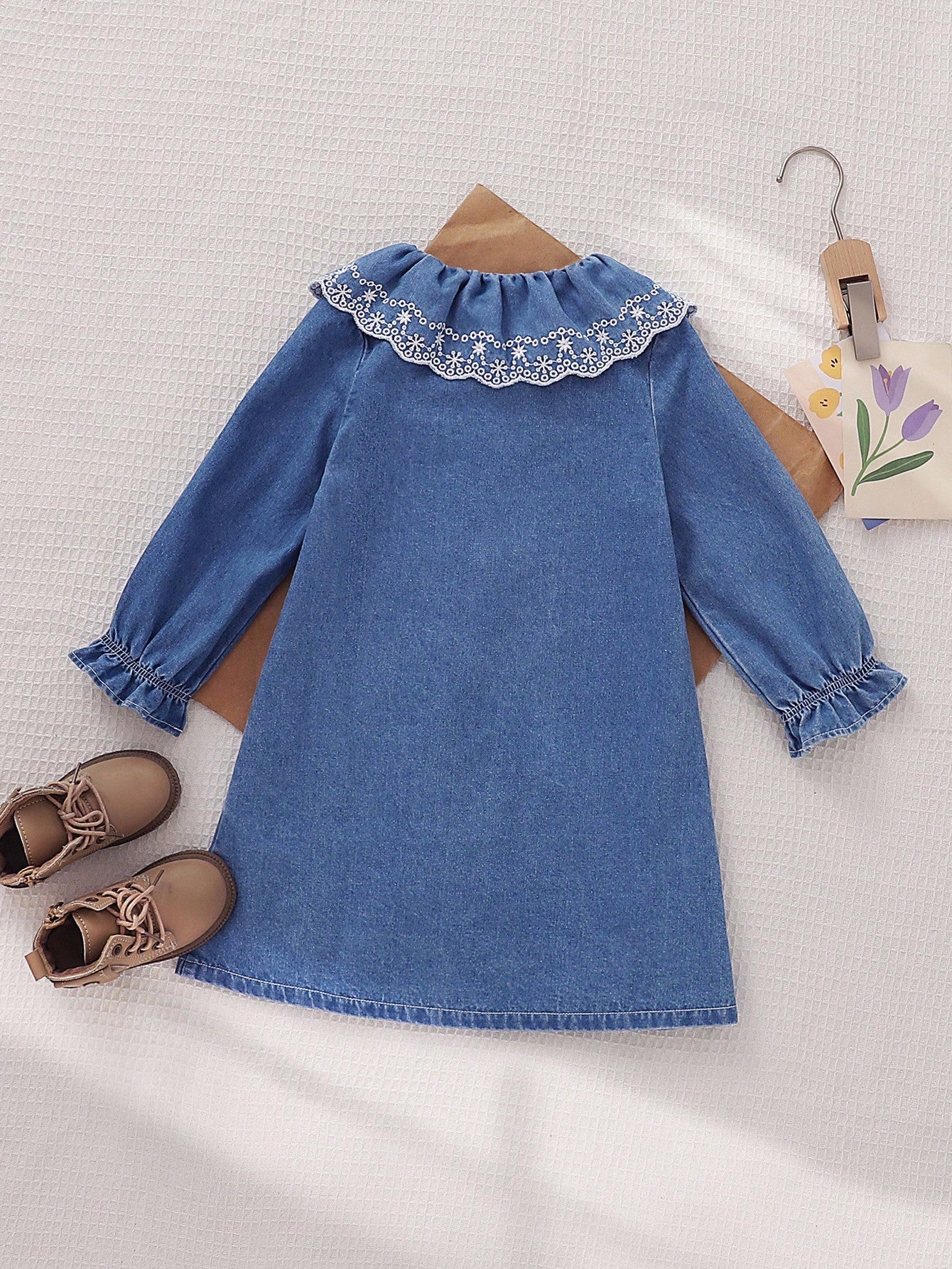 Playful Pals Vestido de mezclilla con cuello con volantes bordados para niñas, elegante y generoso, con mangas abullonadas para un aspecto cómodo y lindo, adecuado para reuniones y uso diario