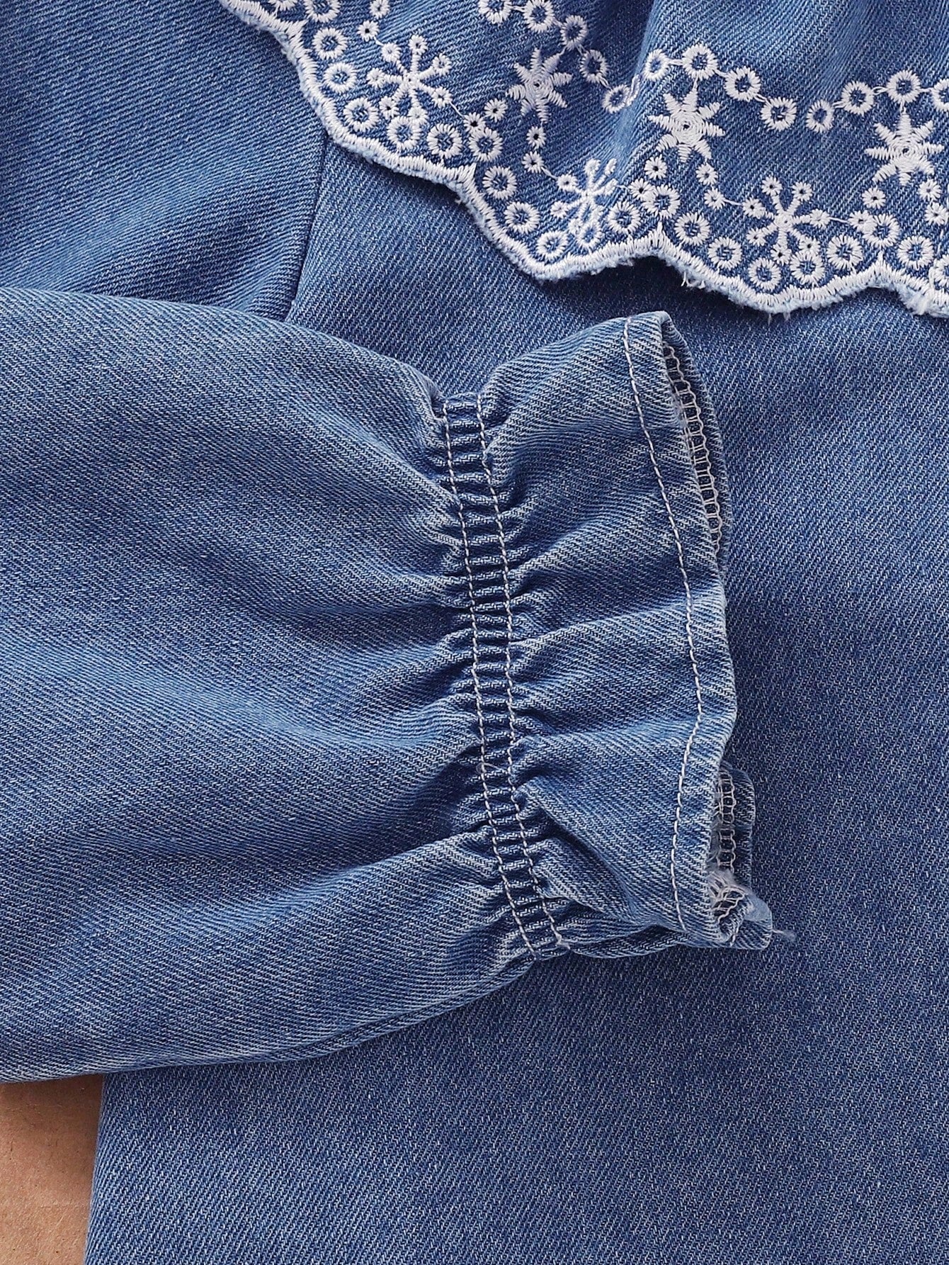 Playful Pals Vestido de mezclilla con cuello con volantes bordados para niñas, elegante y generoso, con mangas abullonadas para un aspecto cómodo y lindo, adecuado para reuniones y uso diario