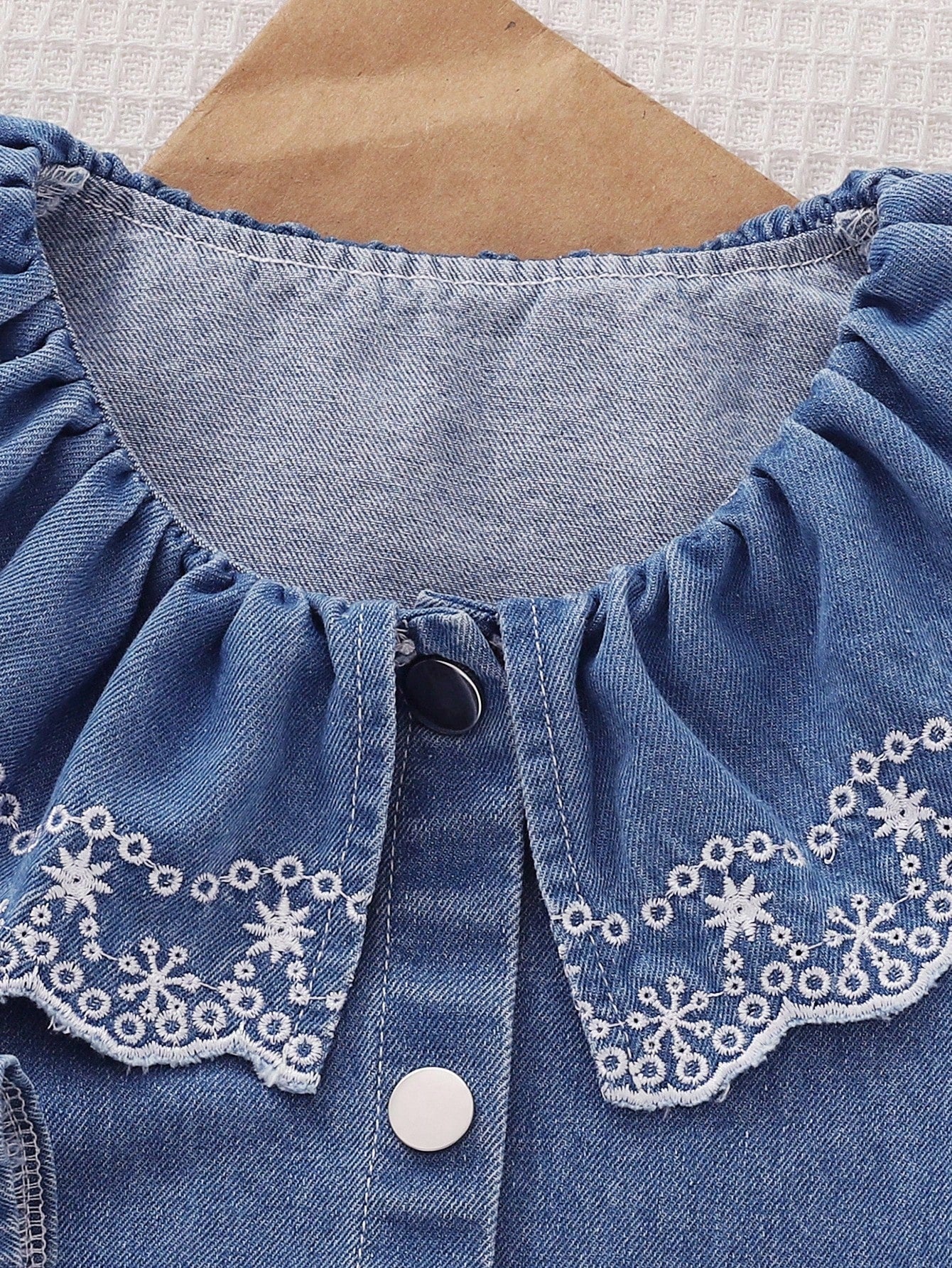 Playful Pals Vestido de mezclilla con cuello con volantes bordados para niñas, elegante y generoso, con mangas abullonadas para un aspecto cómodo y lindo, adecuado para reuniones y uso diario