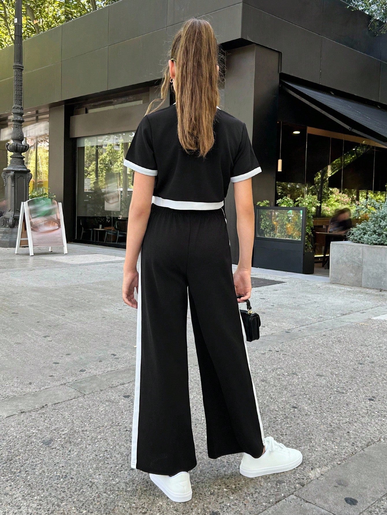 Conjunto Blusa y pantalones elegantes con contraste blanco/negro y botones de perla. Para uso casual como formal