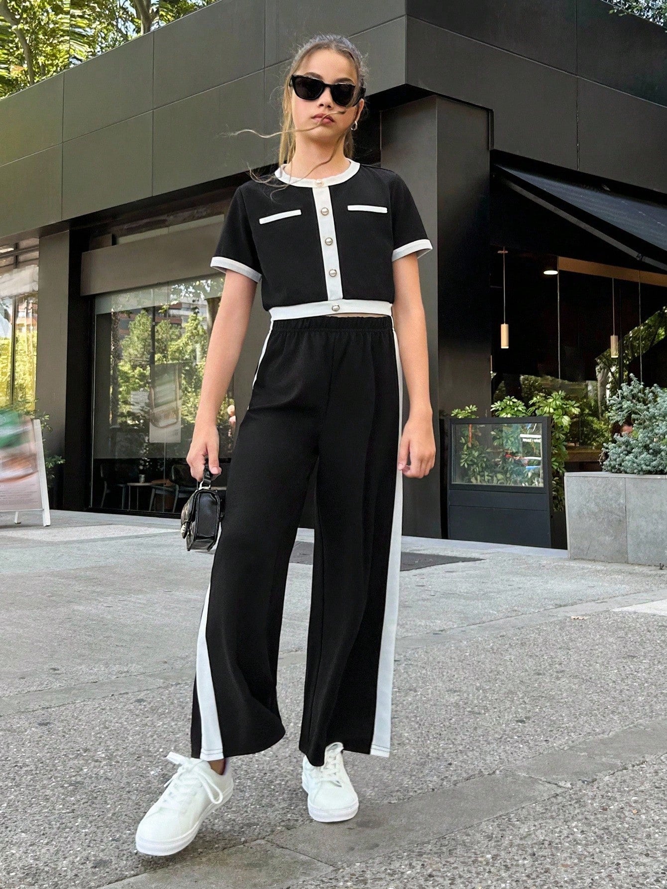 Conjunto Blusa y pantalones elegantes con contraste blanco/negro y botones de perla. Para uso casual como formal