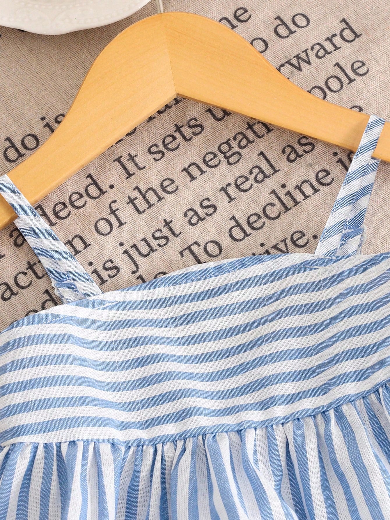 Conjunto de top de tirantes de tela a rayas azul y blanco con empalme y pantalones de pierna ancha