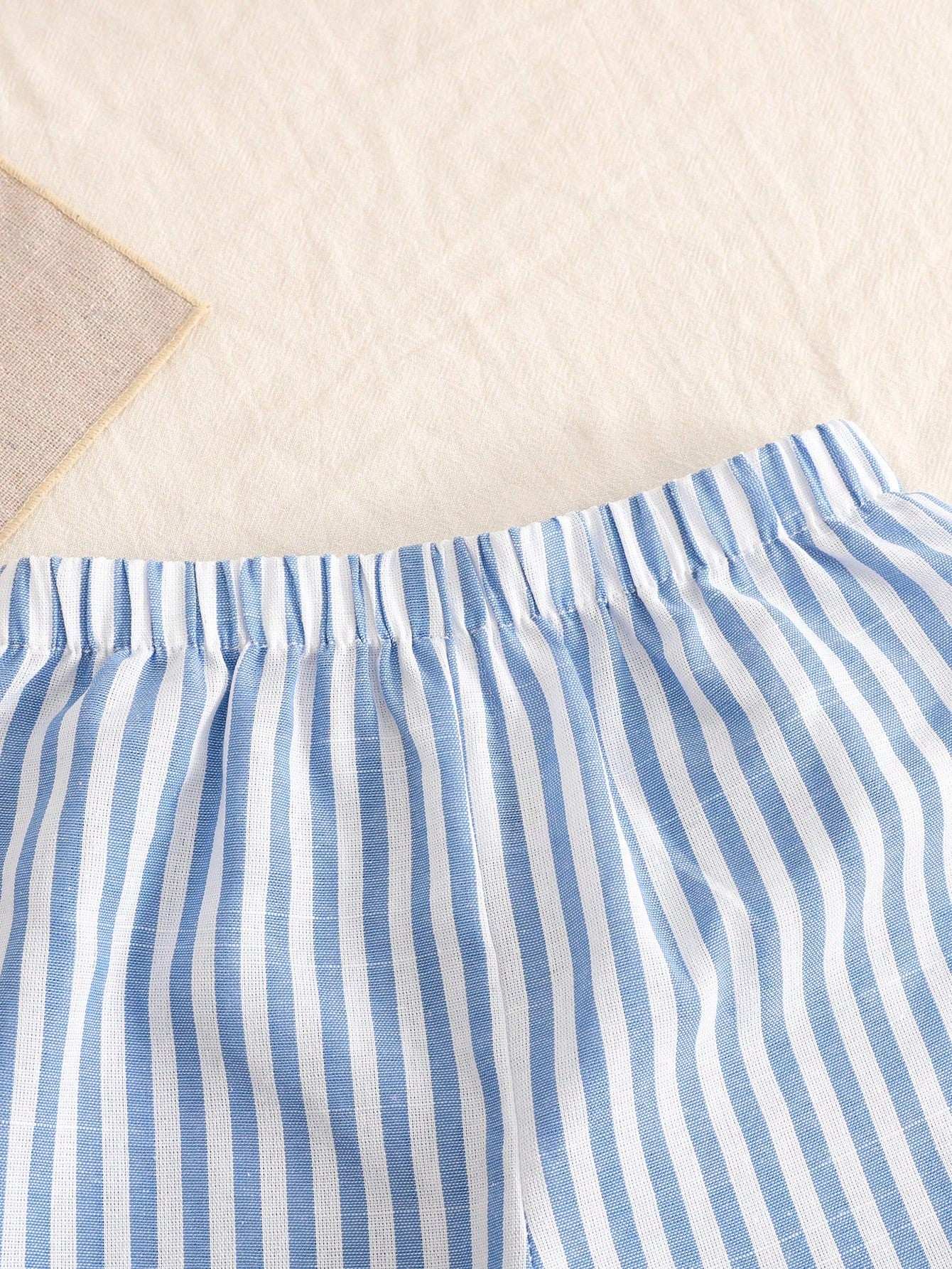 Conjunto de top de tirantes de tela a rayas azul y blanco con empalme y pantalones de pierna ancha