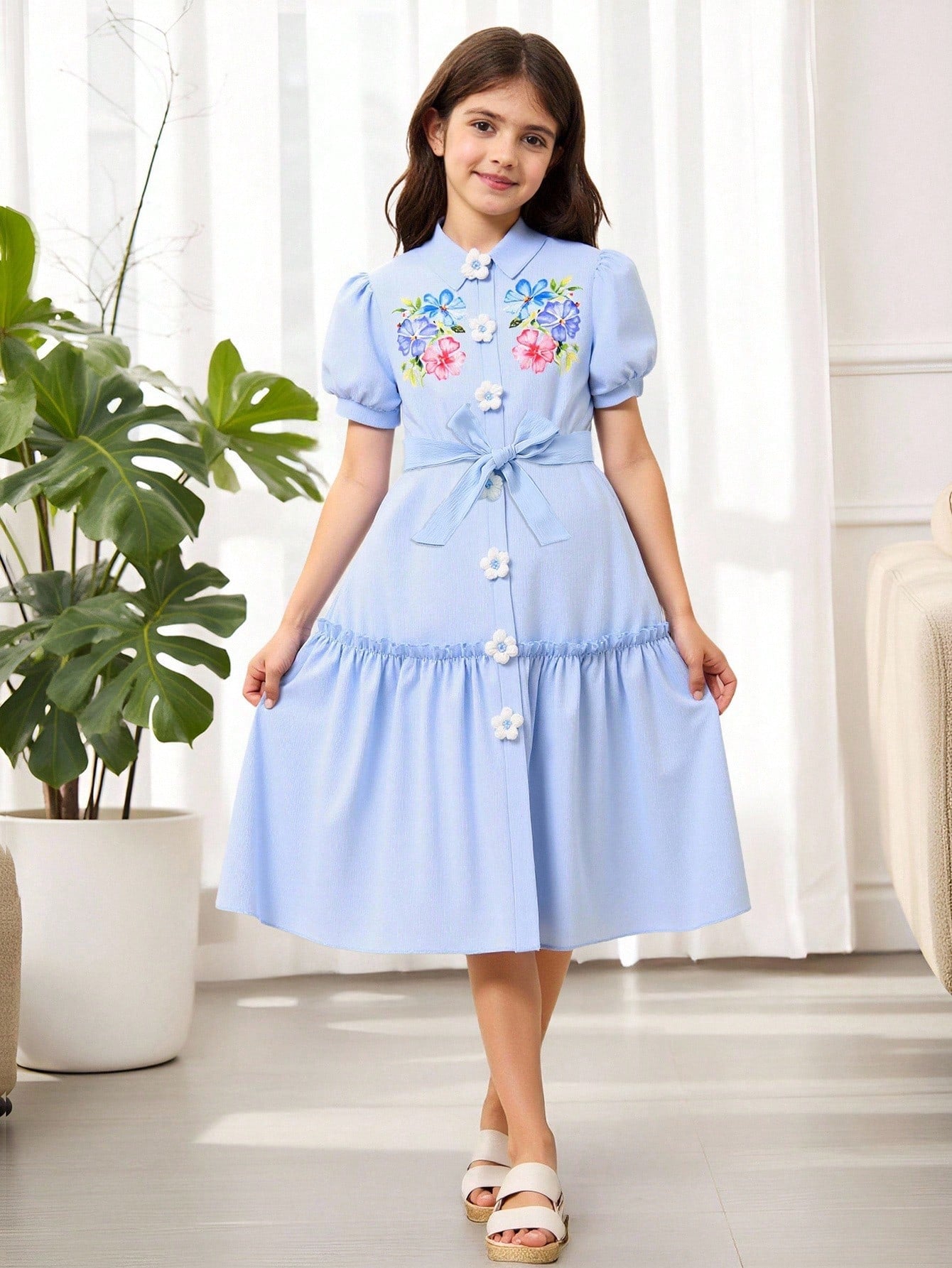 Vestido con estampado floral, cuello, manga abullonada, parte delantera abierta y cinturón