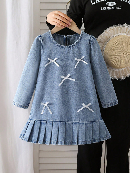 Vestido de mezclilla azul de lavado medio con lazo 3D blanco y falda plisada, estilo vintage lindo para niñas, de tela suave y cómoda, uso diario de moda para niñas pequeñas