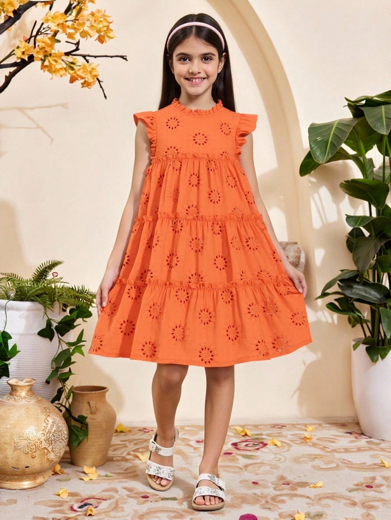 Vestido de vacaciones de línea A con cuello alto de tela con textura perforada. Temporada primavera/verano