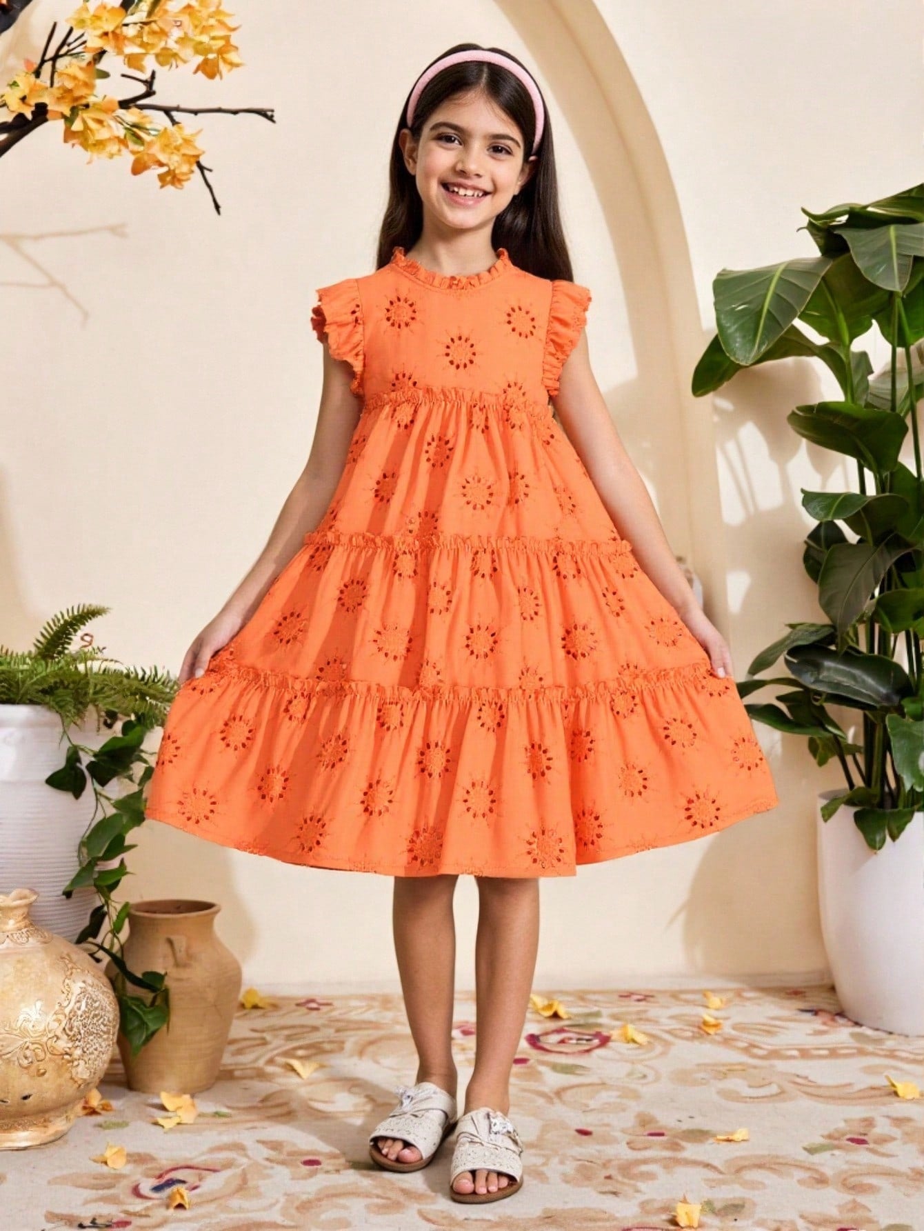 Vestido de vacaciones de línea A con cuello alto de tela con textura perforada. Temporada primavera/verano