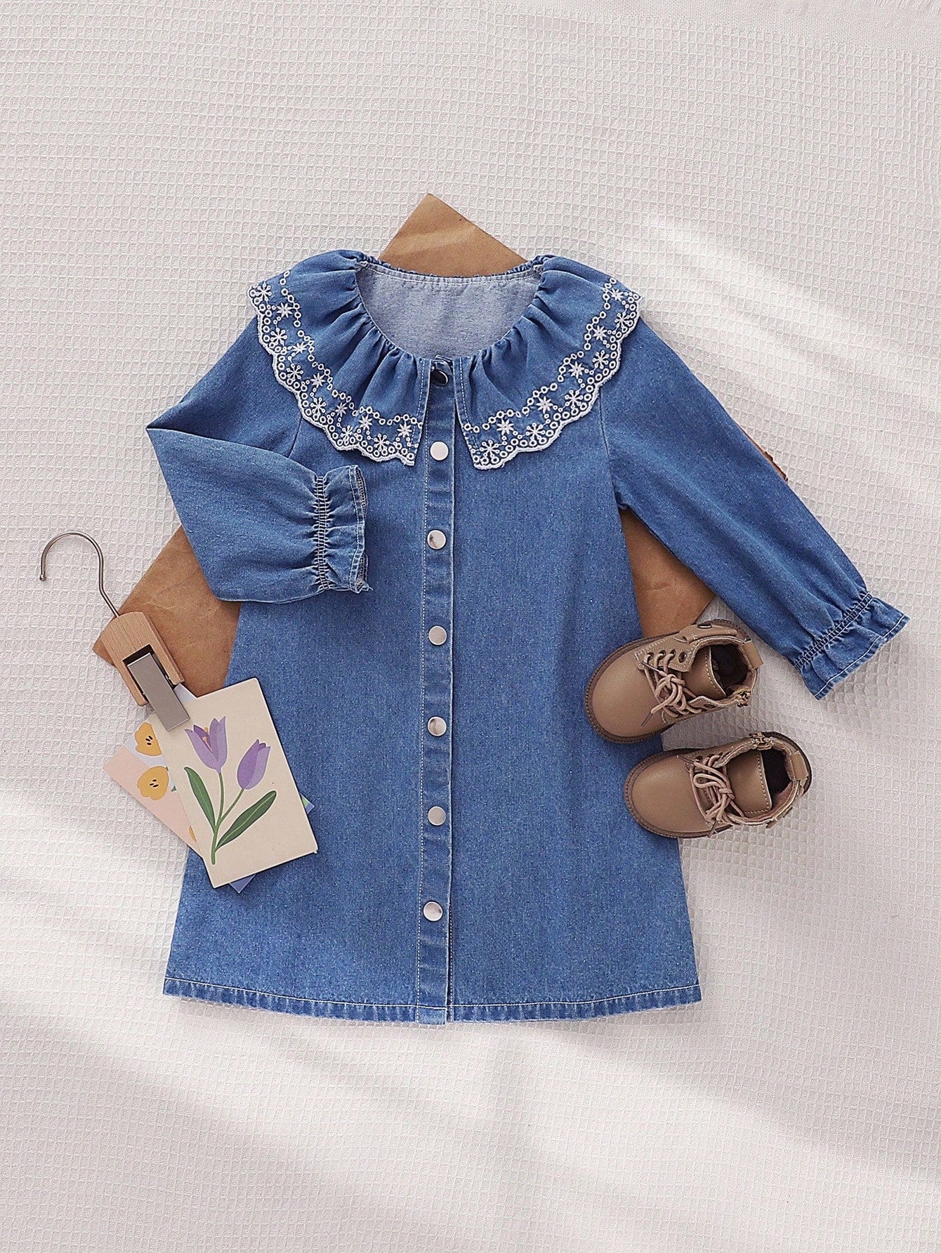 Playful Pals Vestido de mezclilla con cuello con volantes bordados para niñas, elegante y generoso, con mangas abullonadas para un aspecto cómodo y lindo, adecuado para reuniones y uso diario