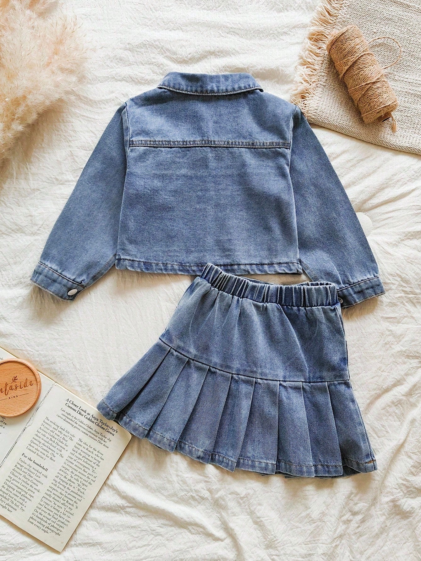 SHEIN Vintaside Kids Conjunto de 2 piezas para volver al colegio para niñas - Chaqueta de algodón azul vaquero lavado a la piedra de manga larga con efecto desgastado, combinada con falda plisada
