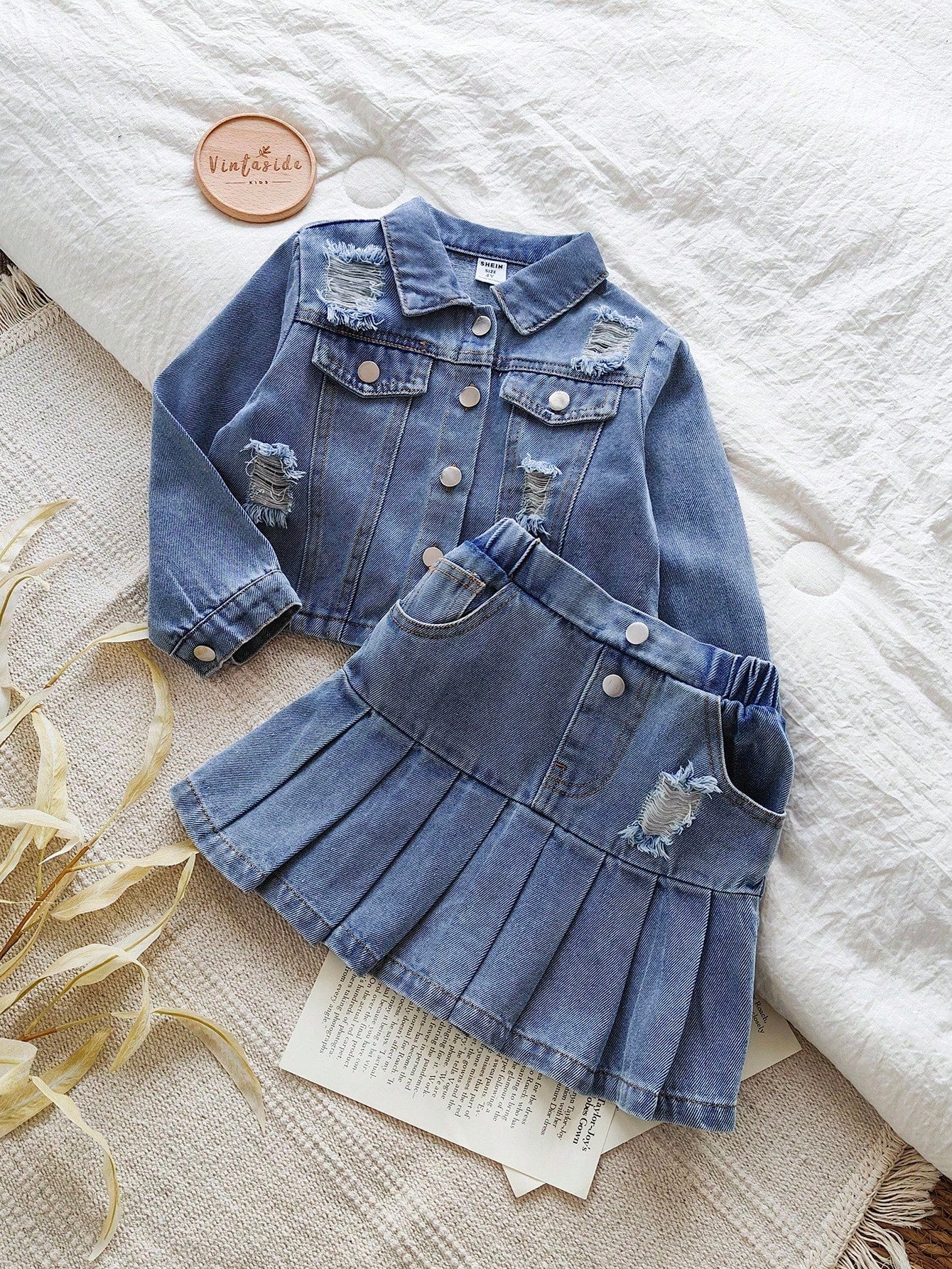 SHEIN Vintaside Kids Conjunto de 2 piezas para volver al colegio para niñas - Chaqueta de algodón azul vaquero lavado a la piedra de manga larga con efecto desgastado, combinada con falda plisada
