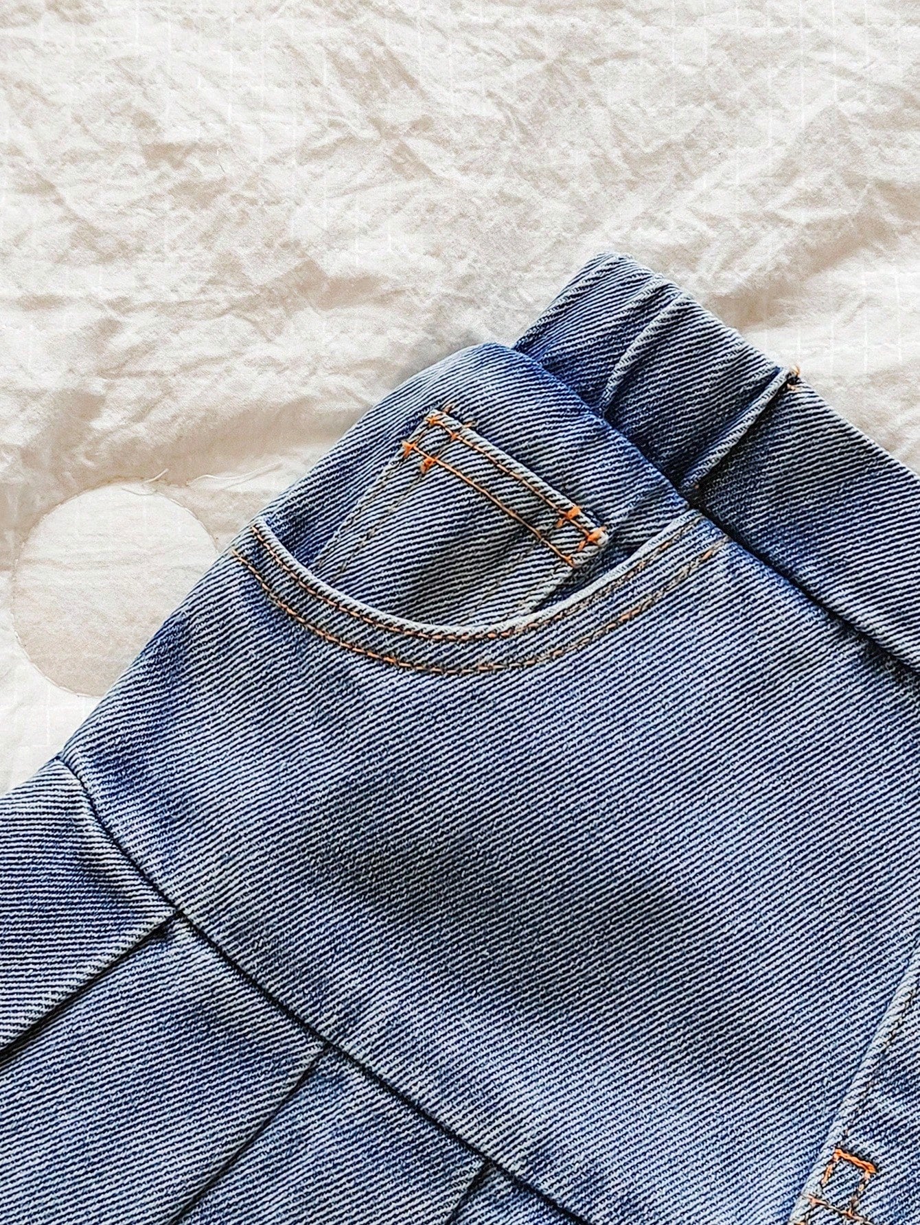 SHEIN Vintaside Kids Conjunto de 2 piezas para volver al colegio para niñas - Chaqueta de algodón azul vaquero lavado a la piedra de manga larga con efecto desgastado, combinada con falda plisada