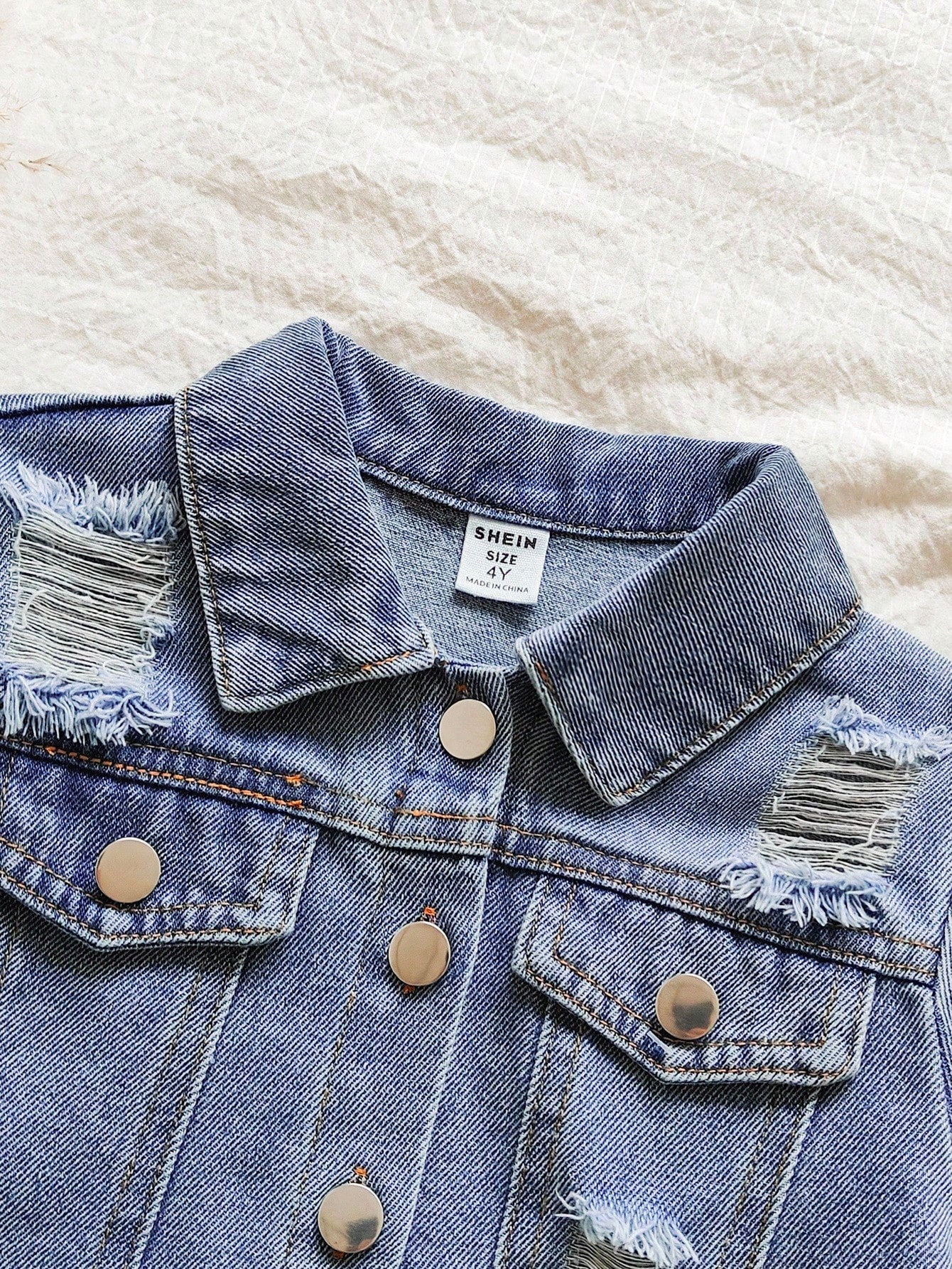 SHEIN Vintaside Kids Conjunto de 2 piezas para volver al colegio para niñas - Chaqueta de algodón azul vaquero lavado a la piedra de manga larga con efecto desgastado, combinada con falda plisada