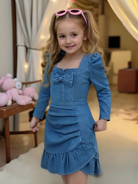 Vestido vaquero azul desgastado de niña con diseño plisado ajustado, bajo fruncido, decoración de lazo linda, adecuado para uso diario, minimalista y de moda