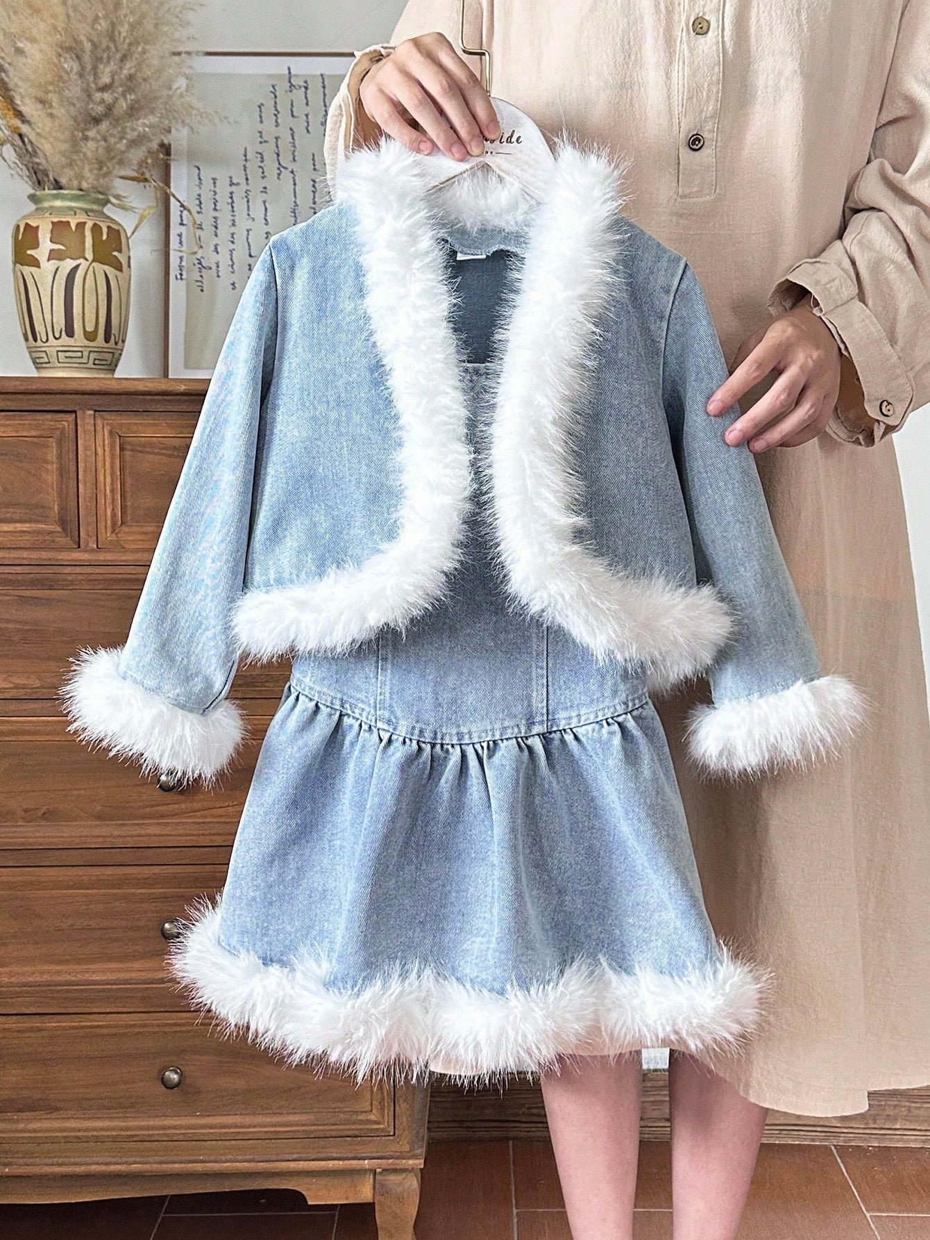 Vintaside Kids Conjunto de 2 piezas de mezclilla para niñas pequeñas, con decoración de peluche, tela de mezclilla suave, adecuado para primavera, otoño e invierno, conjunto de moda casual de chaqueta de mezclilla y vestido de mezclilla a juego