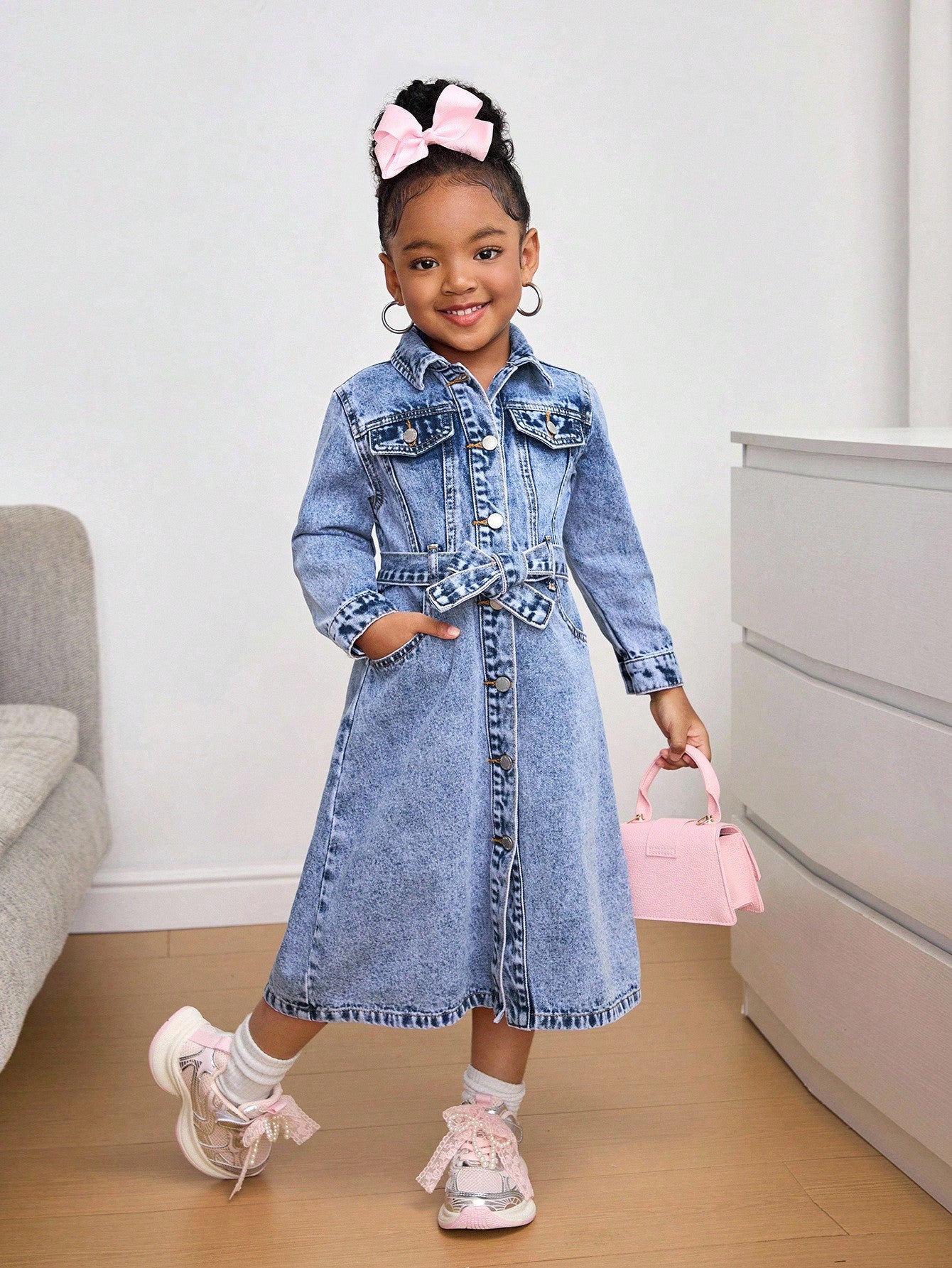 Vestido azul de mezclilla con cuello y manga larga con cinturón para niña joven