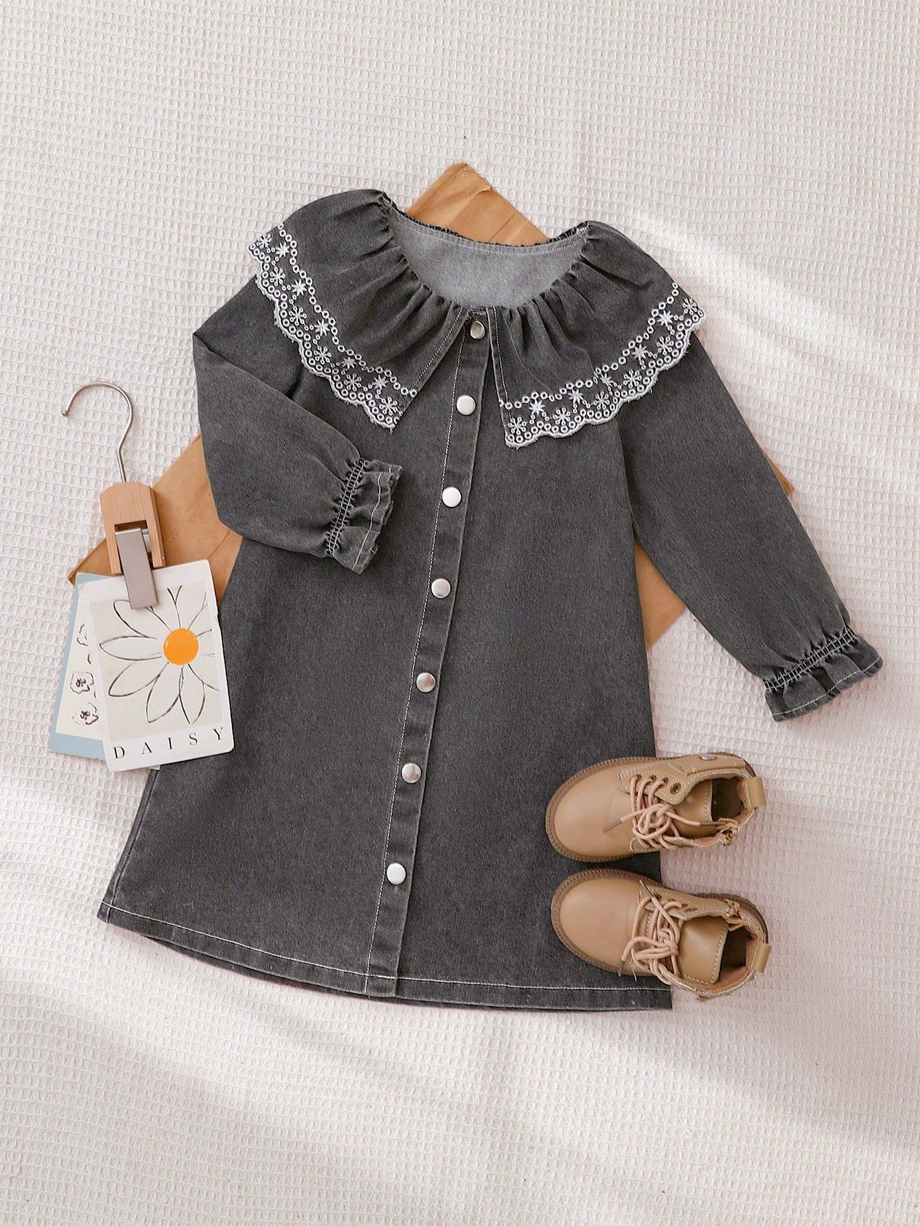 Playful Pals Vestido de mezclilla con cuello con volantes bordados para niñas, elegante y generoso, con mangas abullonadas para un aspecto cómodo y lindo, adecuado para reuniones y uso diario