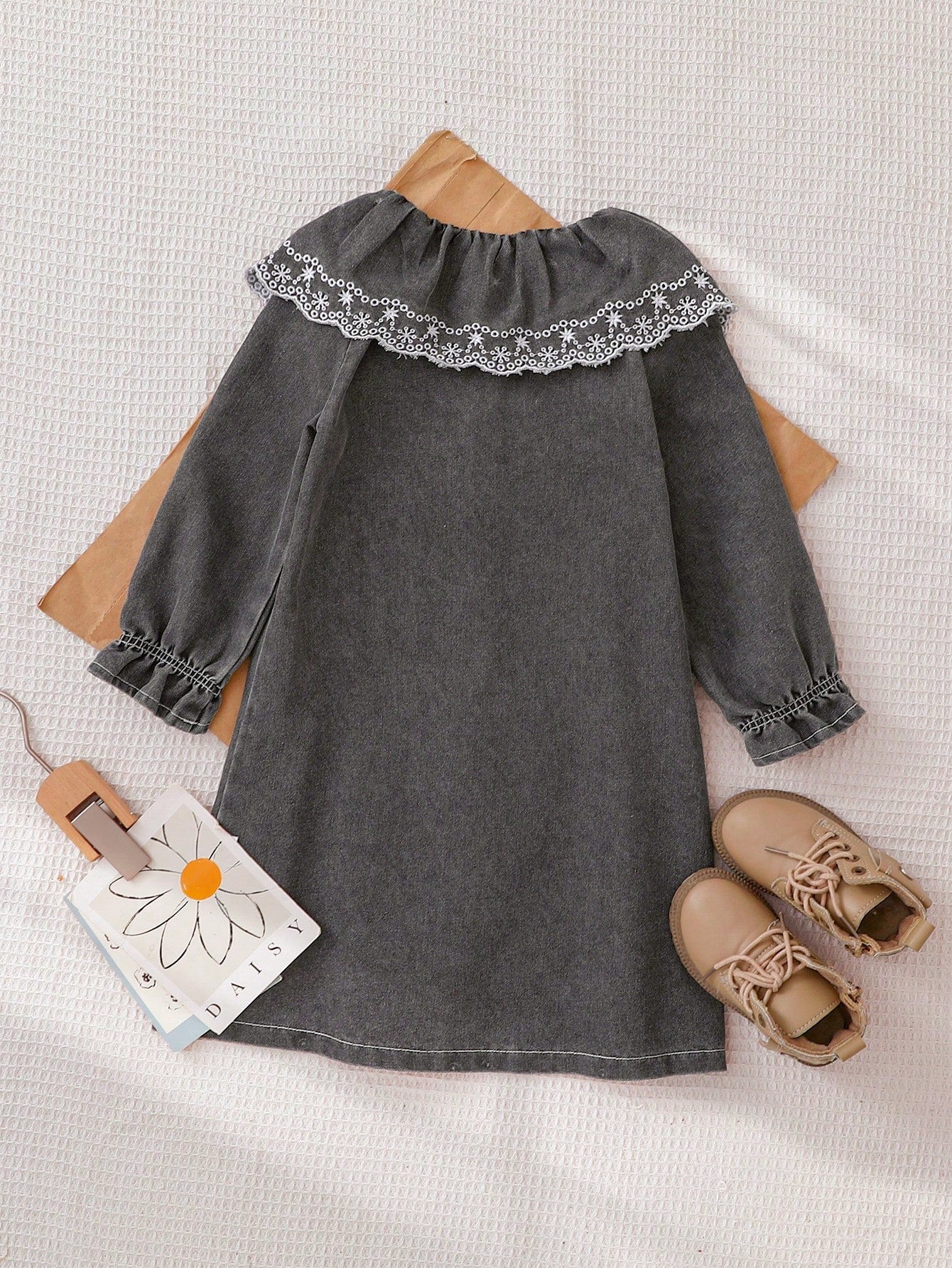 Playful Pals Vestido de mezclilla con cuello con volantes bordados para niñas, elegante y generoso, con mangas abullonadas para un aspecto cómodo y lindo, adecuado para reuniones y uso diario