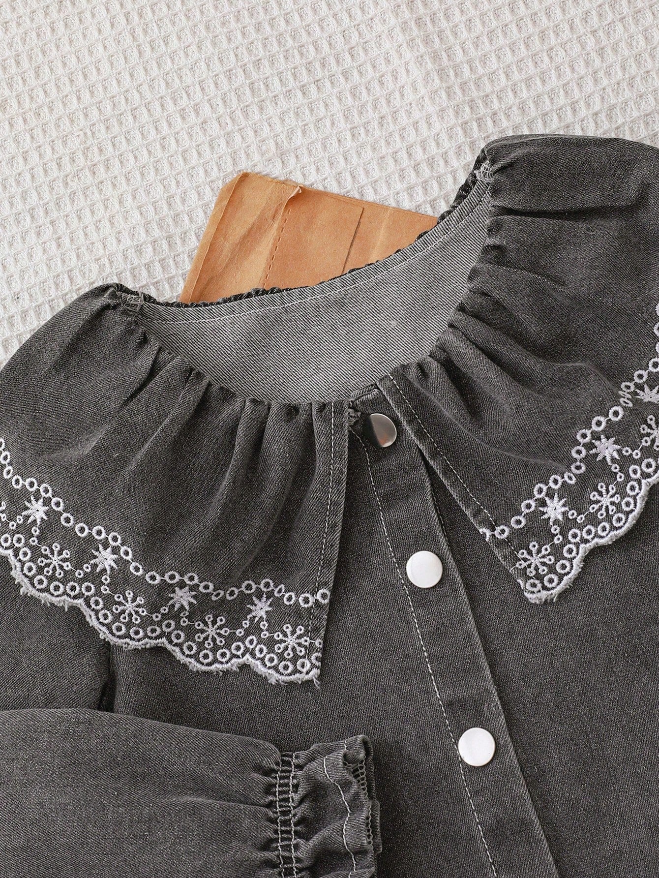 Playful Pals Vestido de mezclilla con cuello con volantes bordados para niñas, elegante y generoso, con mangas abullonadas para un aspecto cómodo y lindo, adecuado para reuniones y uso diario