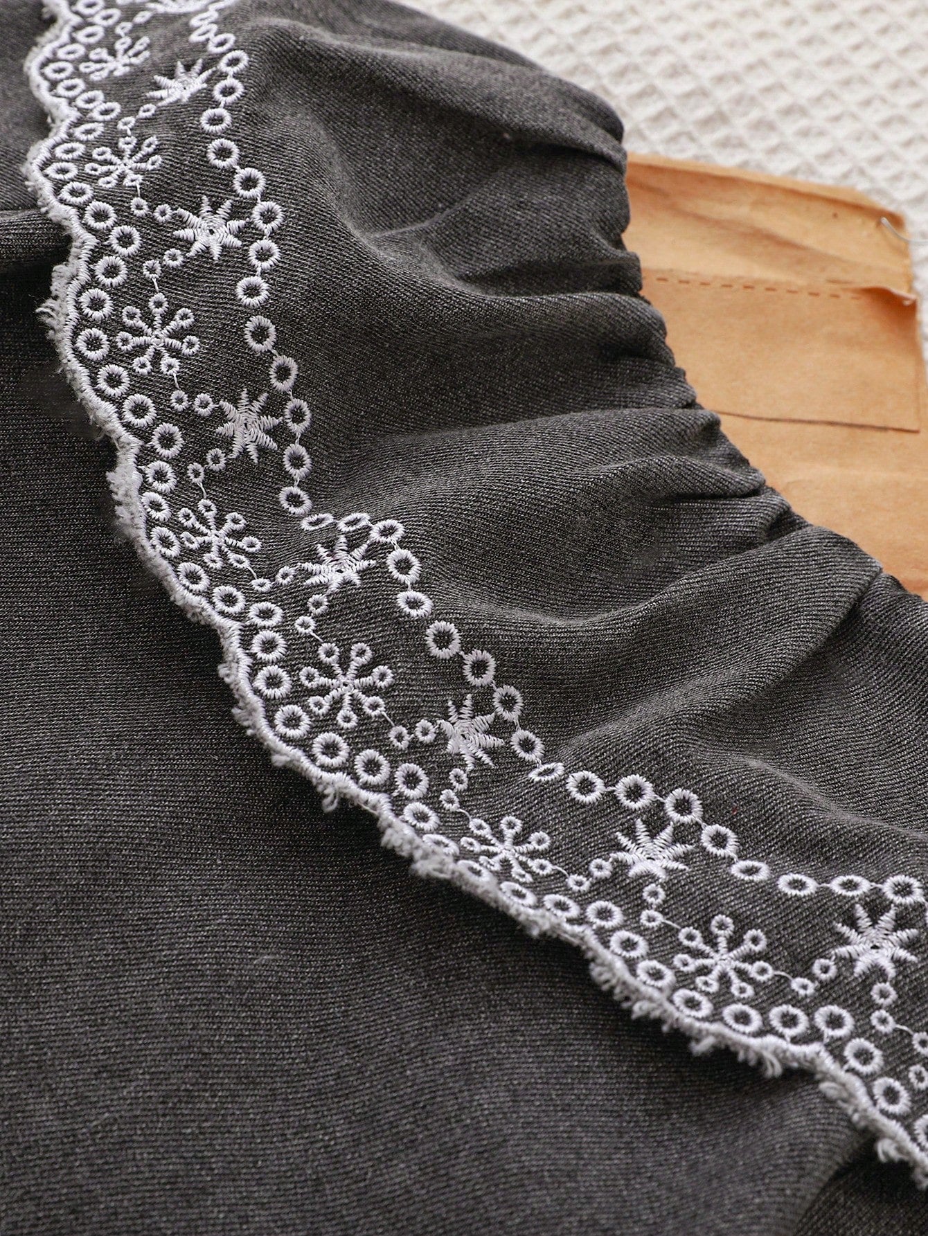 Playful Pals Vestido de mezclilla con cuello con volantes bordados para niñas, elegante y generoso, con mangas abullonadas para un aspecto cómodo y lindo, adecuado para reuniones y uso diario