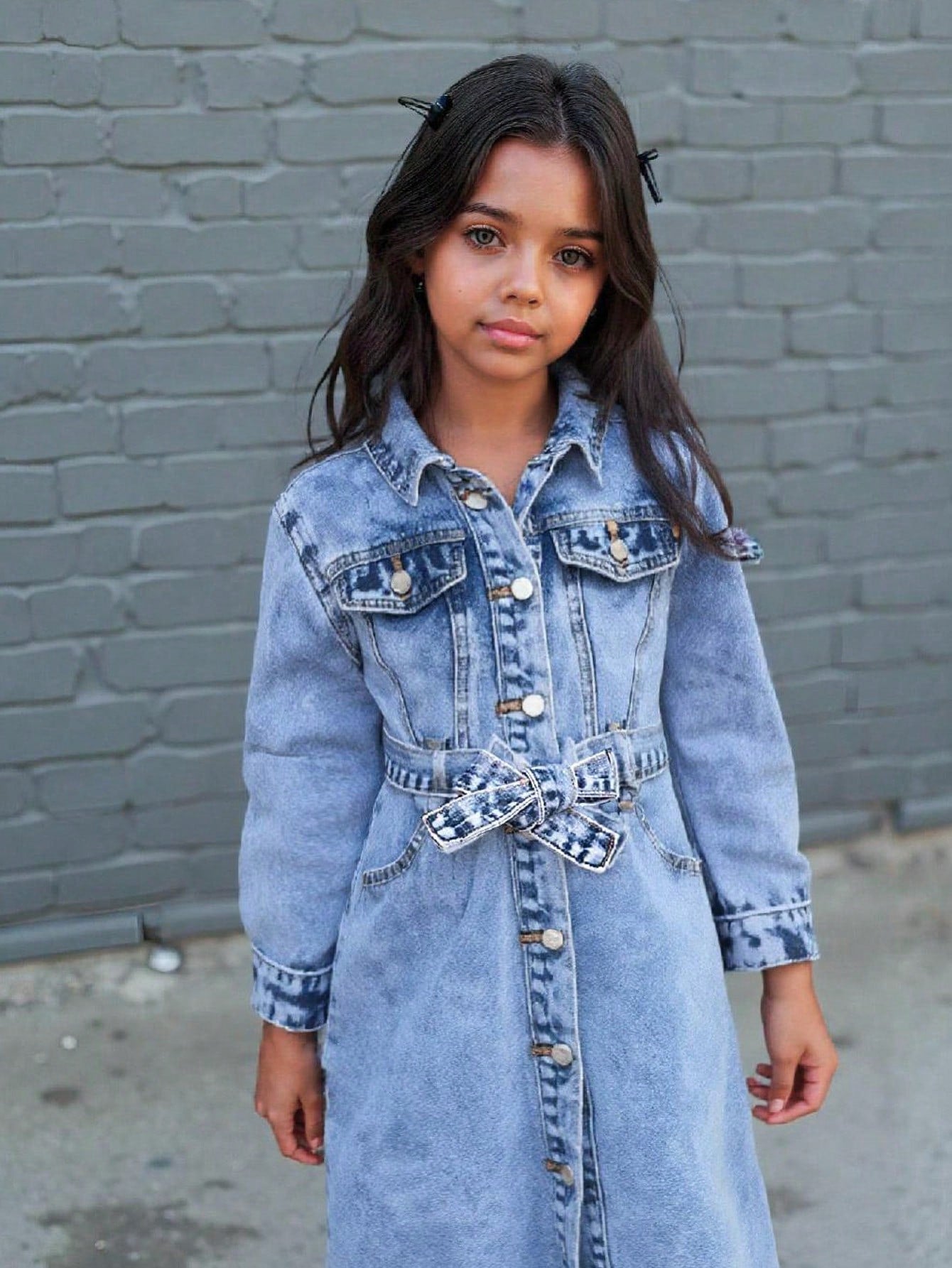 Vestido azul de mezclilla con cuello y manga larga con cinturón para niña joven