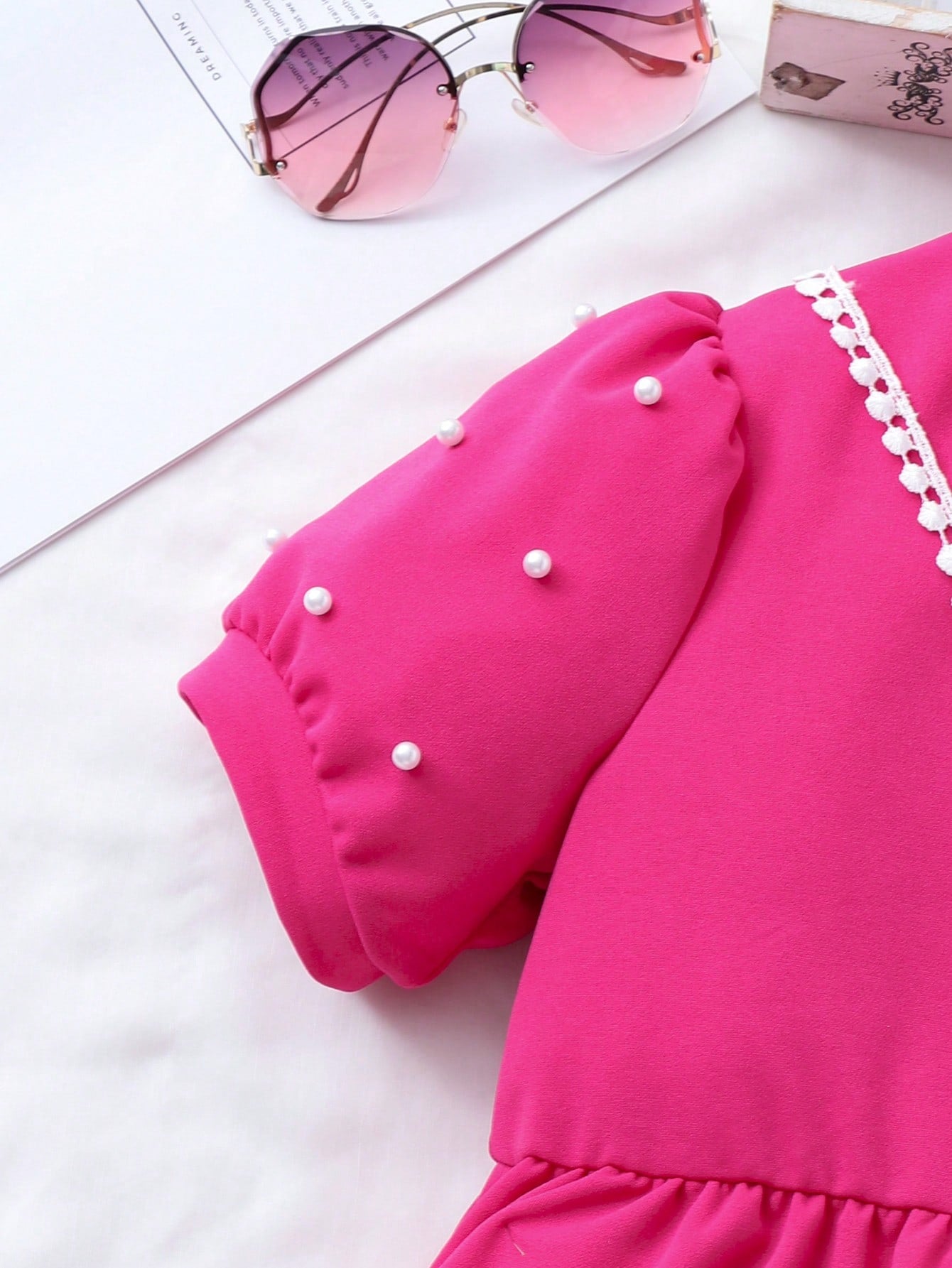 Vestido con chaqueta de manga abullonada, cuello y bolsillo, en unicolor