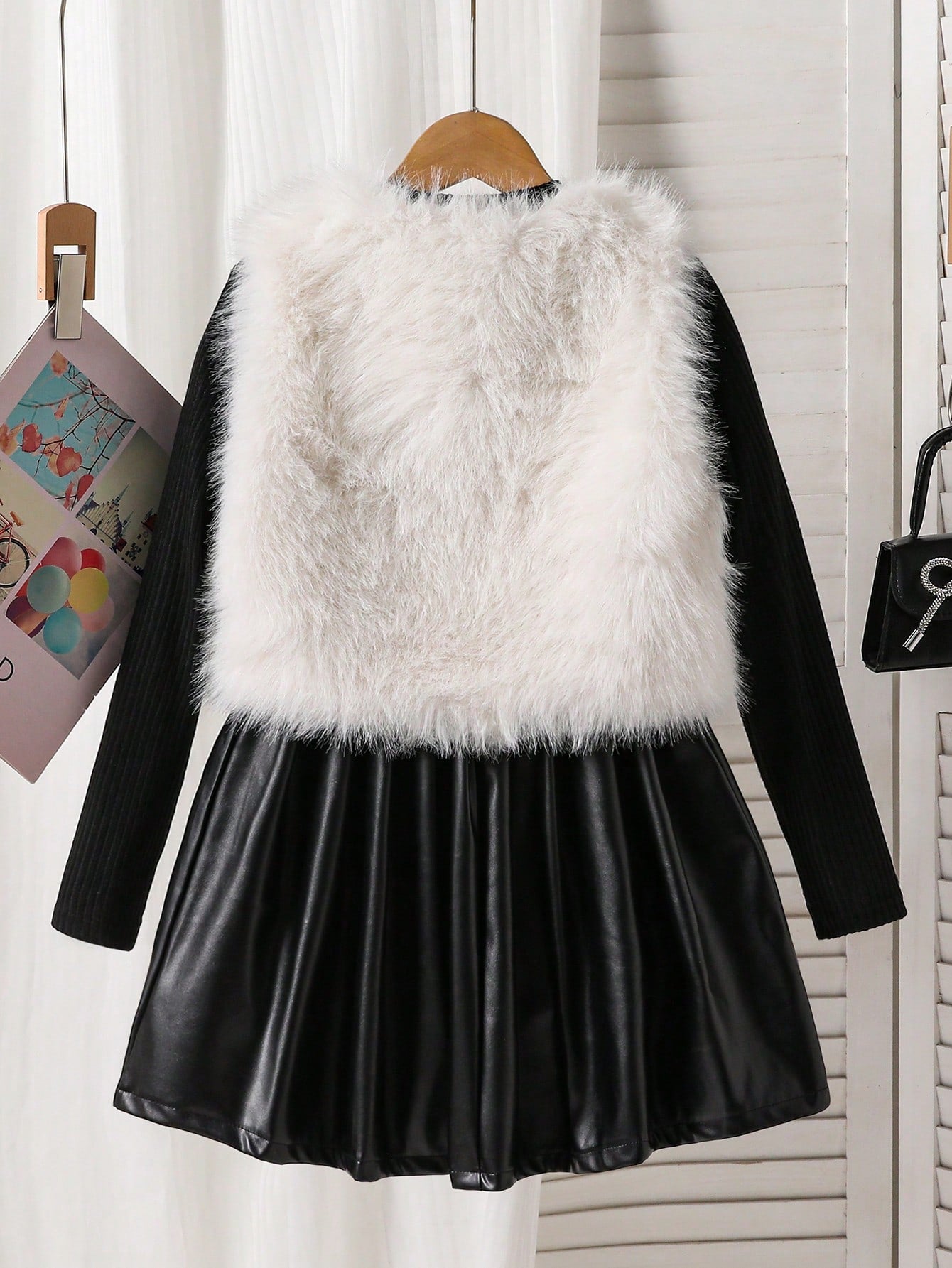 Set de 3 piezas: Chaleco marrón con textura de peluche y lazo, camiseta a juego y falda plisada de PU