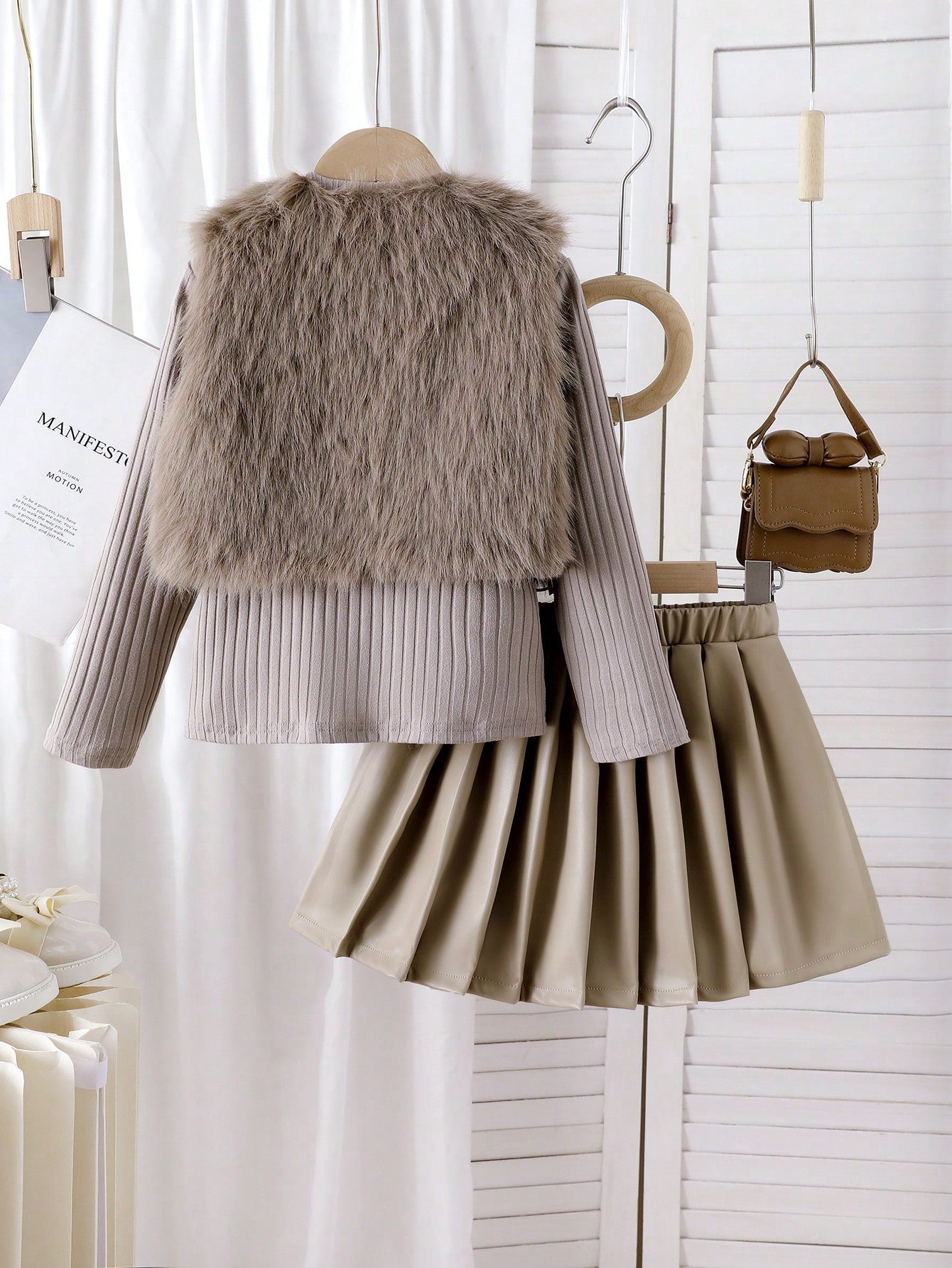 Set de 3 piezas: Chaleco marrón con textura de peluche y lazo, camiseta a juego y falda plisada de PU