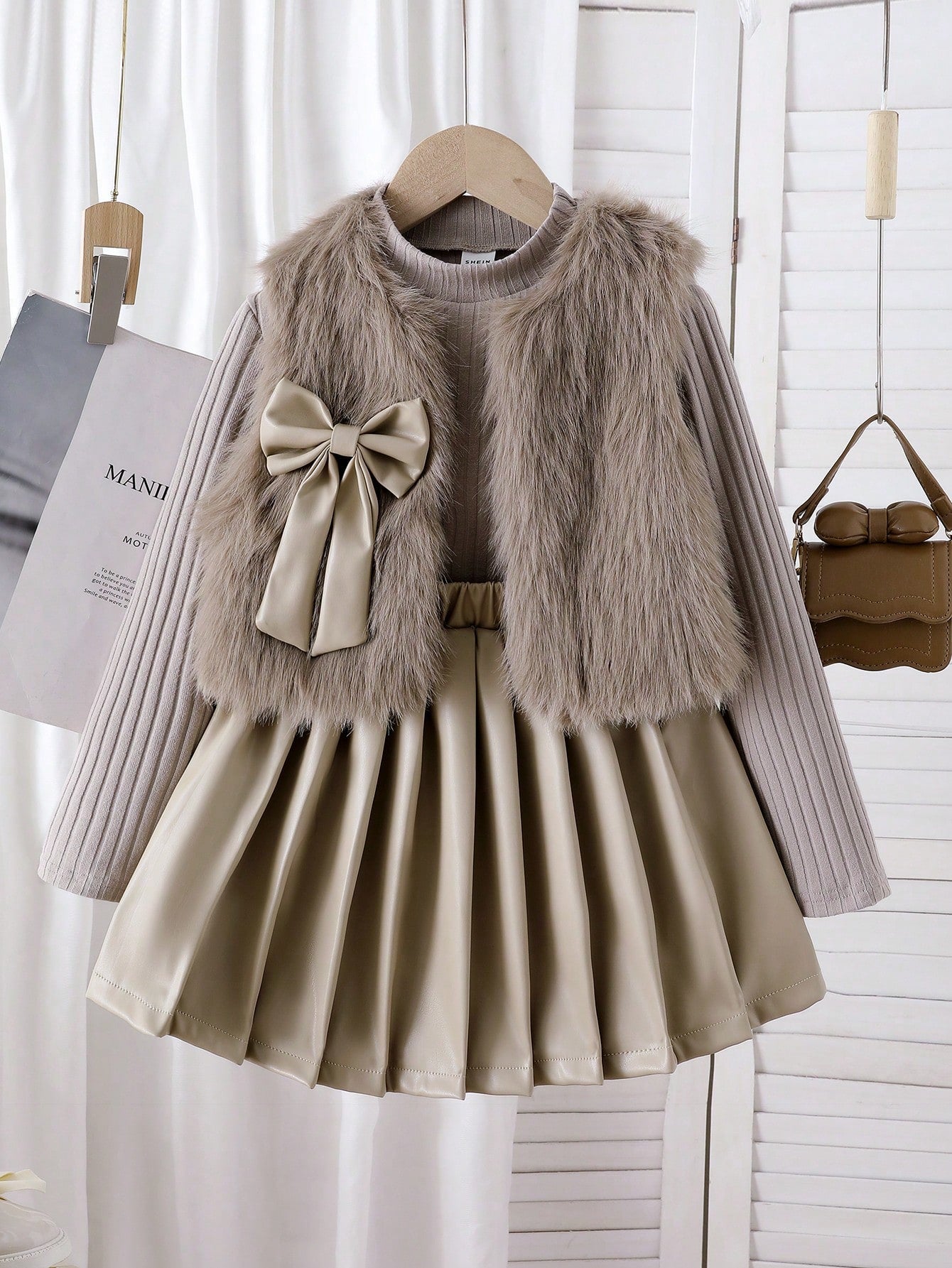 Set de 3 piezas: Chaleco marrón con textura de peluche y lazo, camiseta a juego y falda plisada de PU