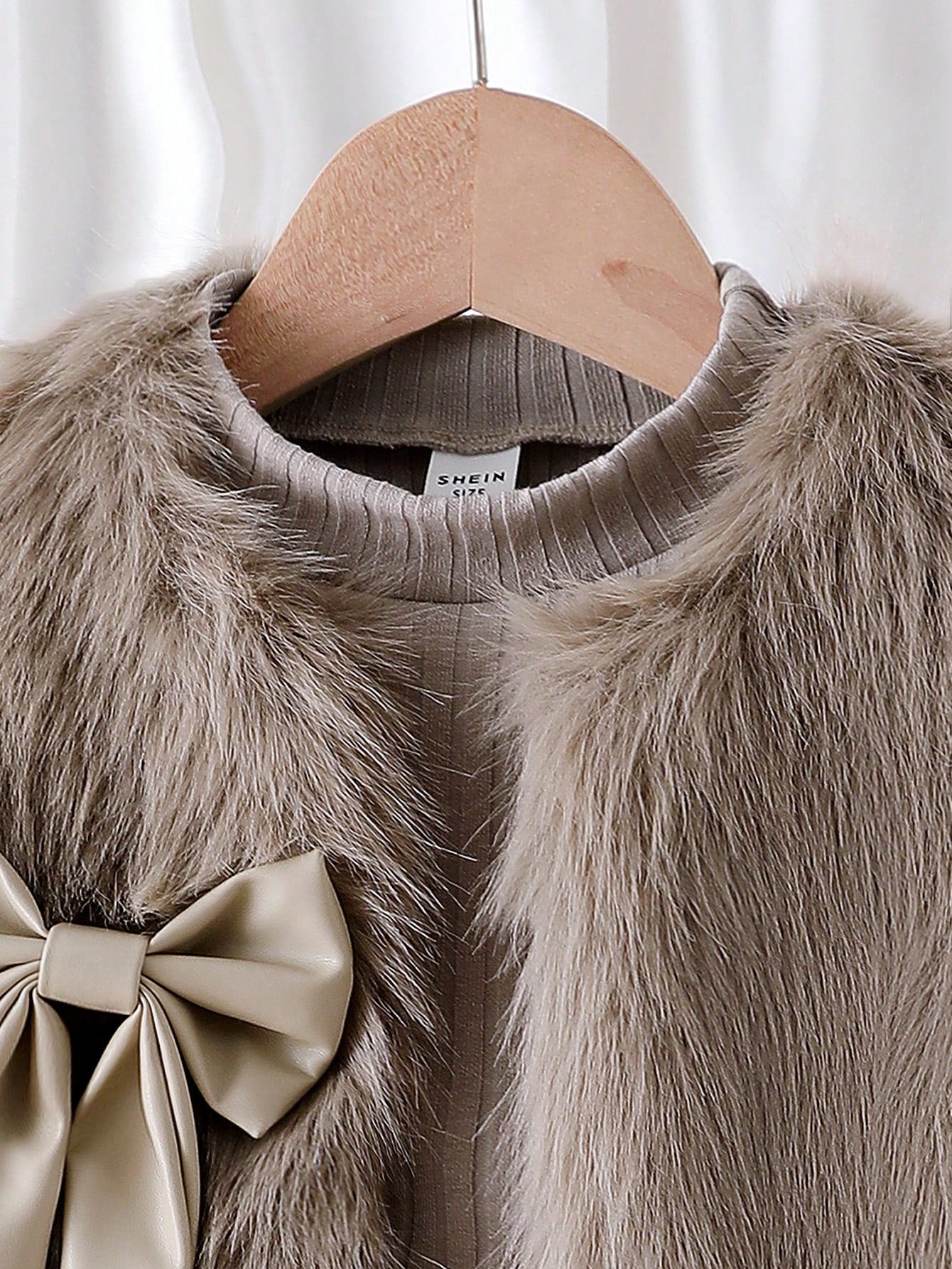 Set de 3 piezas: Chaleco marrón con textura de peluche y lazo, camiseta a juego y falda plisada de PU