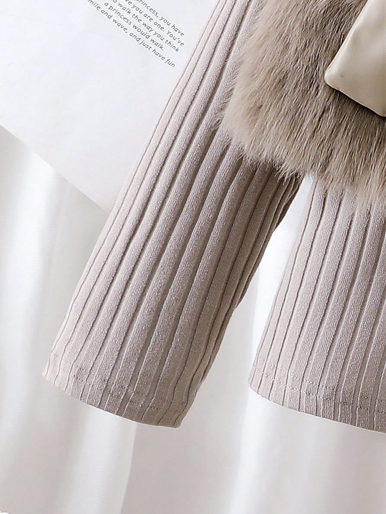 Set de 3 piezas: Chaleco marrón con textura de peluche y lazo, camiseta a juego y falda plisada de PU