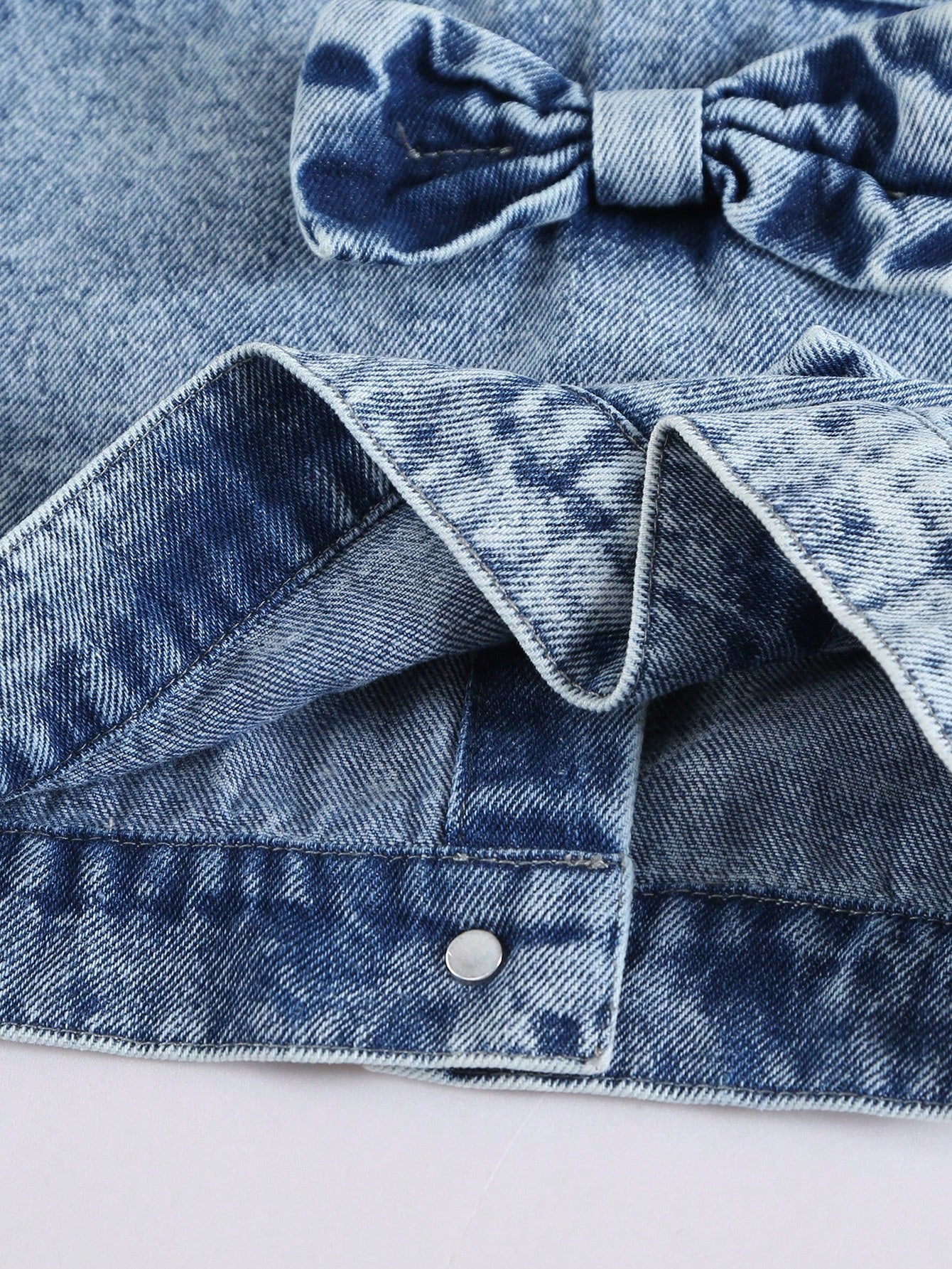 2 piezas Conjunto informal para niñas, chaqueta de camisa de mezclilla con cuello de lazo y copos de nieve cómoda y linda, y pantalones de mezclilla rectos y sueltos de pierna larga y vintage