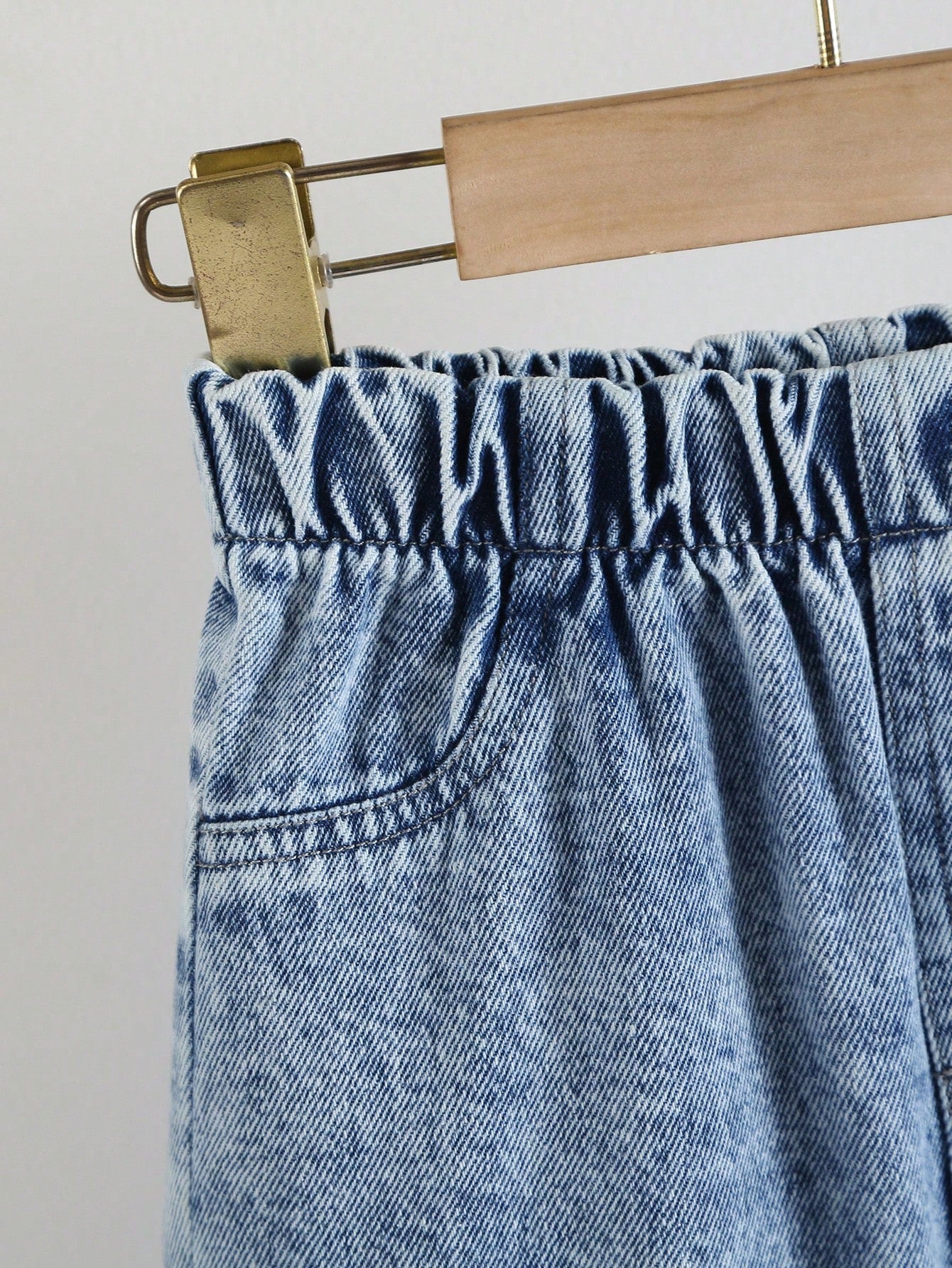 2 piezas Conjunto informal para niñas, chaqueta de camisa de mezclilla con cuello de lazo y copos de nieve cómoda y linda, y pantalones de mezclilla rectos y sueltos de pierna larga y vintage