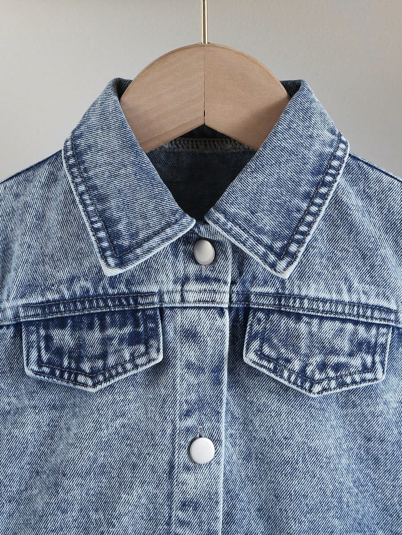 2 piezas Conjunto informal para niñas, chaqueta de camisa de mezclilla con cuello de lazo y copos de nieve cómoda y linda, y pantalones de mezclilla rectos y sueltos de pierna larga y vintage