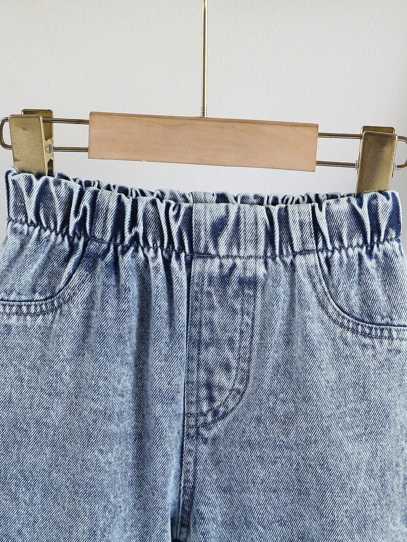 2 piezas Conjunto informal para niñas, chaqueta de camisa de mezclilla con cuello de lazo y copos de nieve cómoda y linda, y pantalones de mezclilla rectos y sueltos de pierna larga y vintage