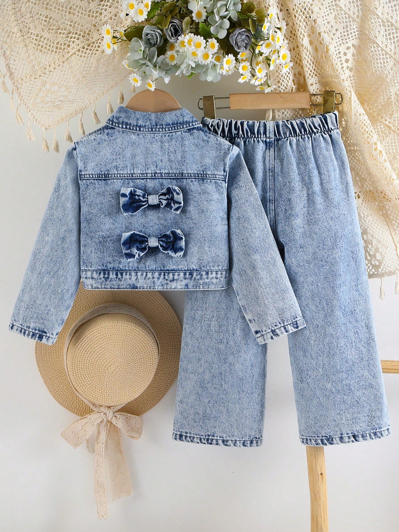 2 piezas Conjunto informal para niñas, chaqueta de camisa de mezclilla con cuello de lazo y copos de nieve cómoda y linda, y pantalones de mezclilla rectos y sueltos de pierna larga y vintage