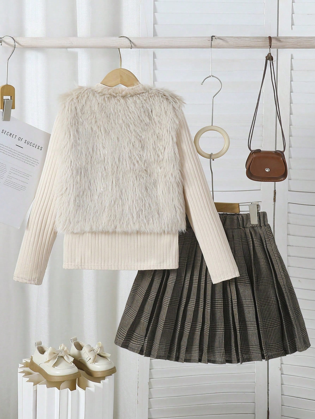 Set de 3 piezas: Chaleco marrón con textura de peluche y lazo, camiseta a juego y falda plisada de PU