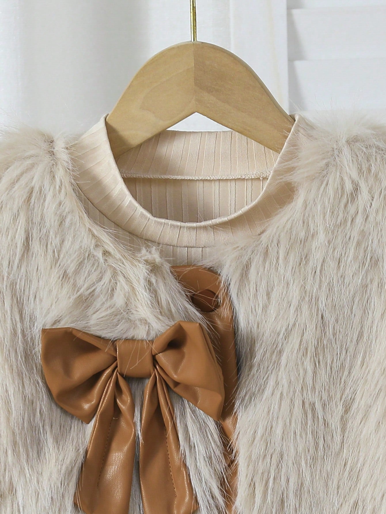 Set de 3 piezas: Chaleco marrón con textura de peluche y lazo, camiseta a juego y falda plisada de PU