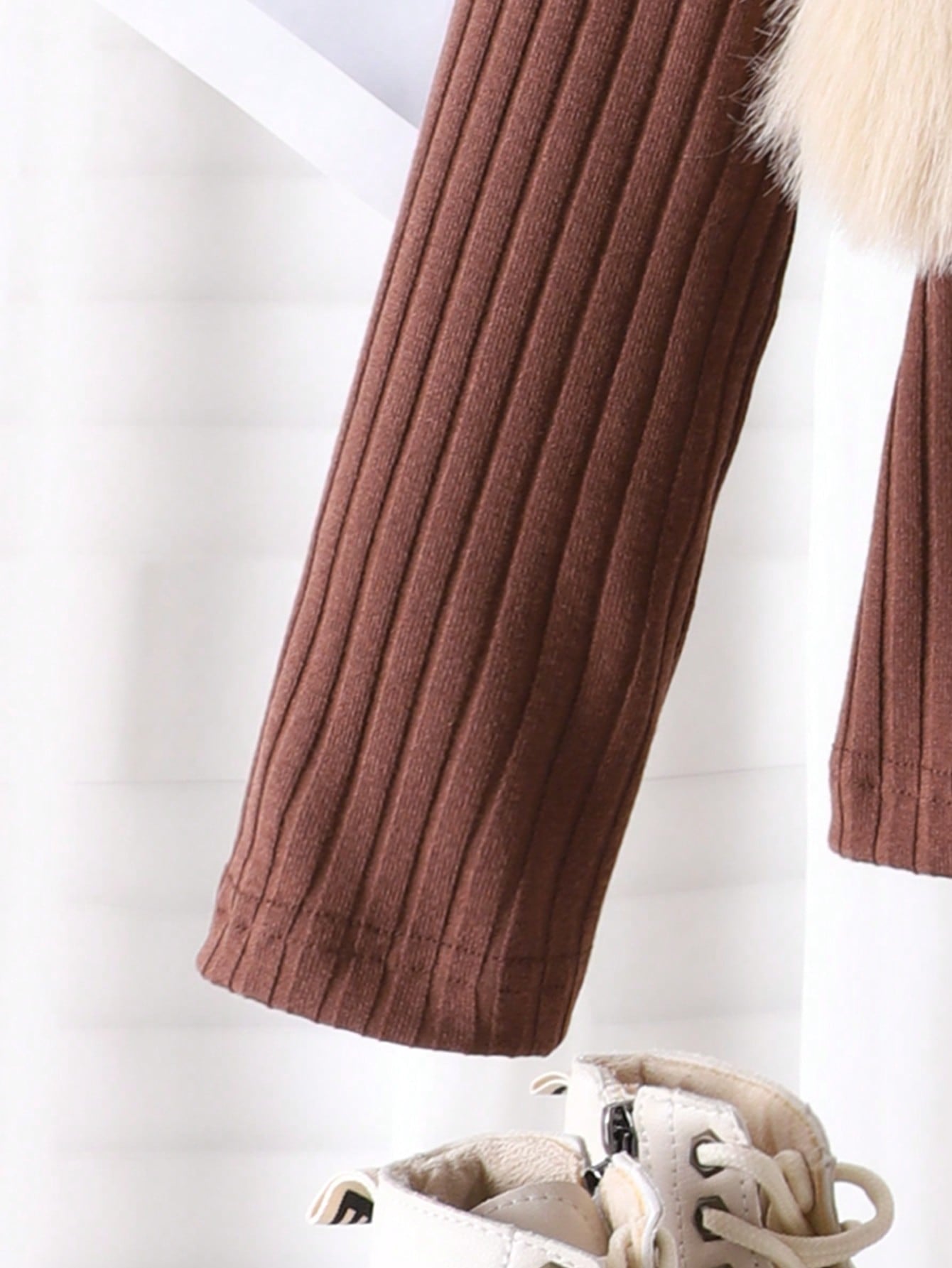 Set de 3 piezas: Chaleco marrón con textura de peluche y lazo, camiseta a juego y falda plisada de PU