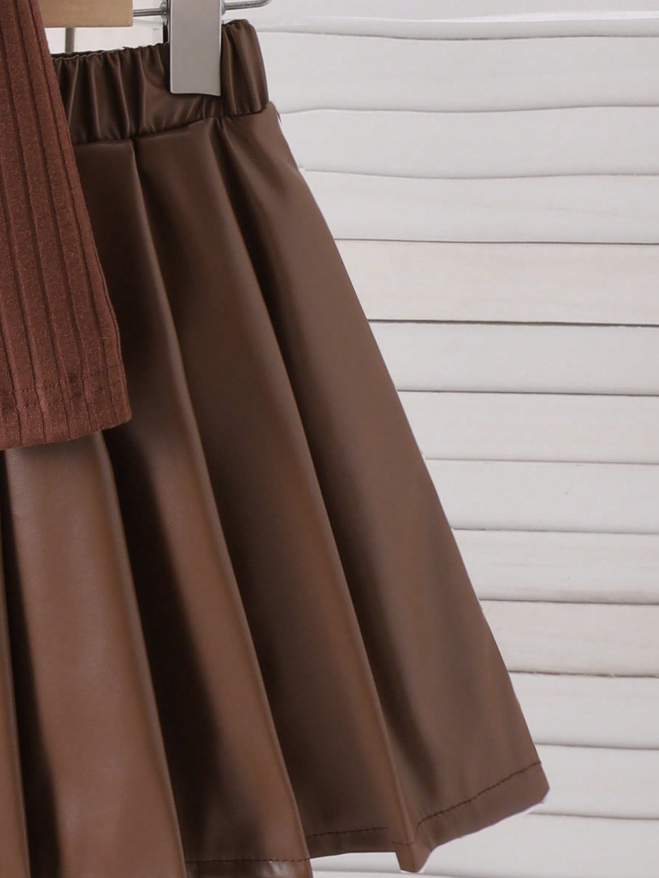 Set de 3 piezas: Chaleco marrón con textura de peluche y lazo, camiseta a juego y falda plisada de PU