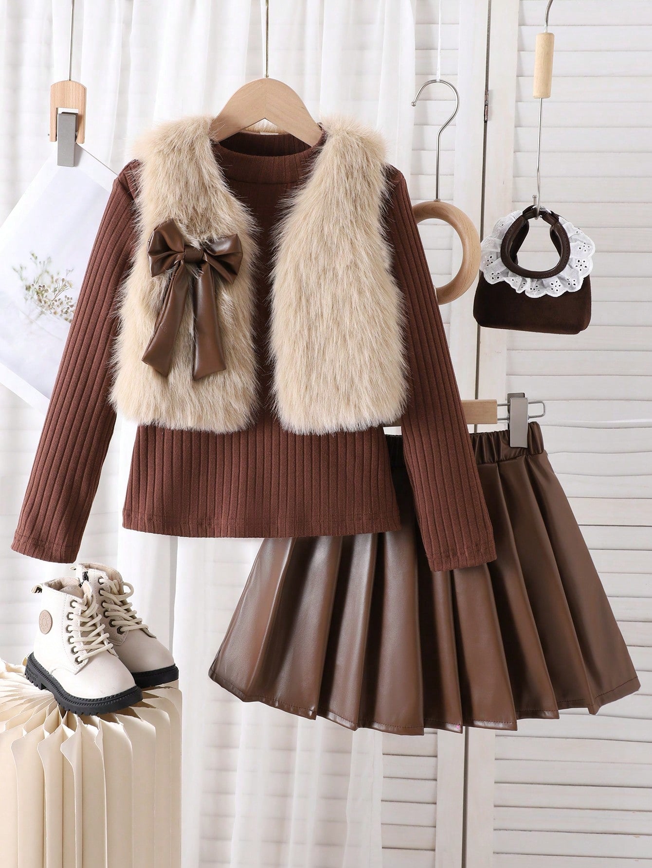 Set de 3 piezas: Chaleco marrón con textura de peluche y lazo, camiseta a juego y falda plisada de PU