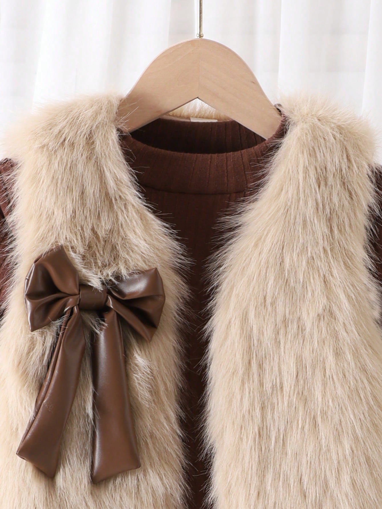 Set de 3 piezas: Chaleco marrón con textura de peluche y lazo, camiseta a juego y falda plisada de PU