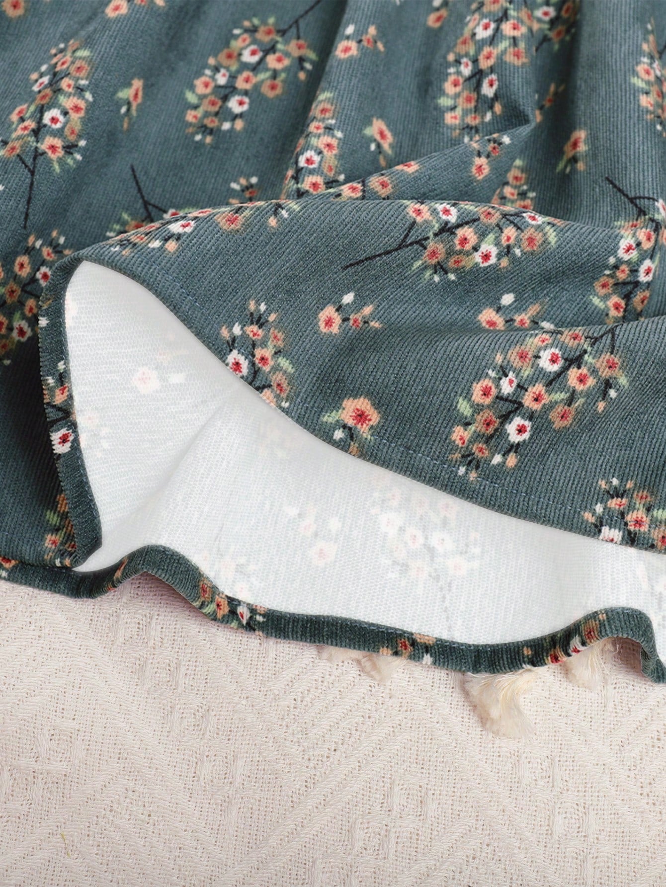 Young Girl Casual Ruffle Trim round Neck Long Sleeve Floral Dress for Autumn and Winter